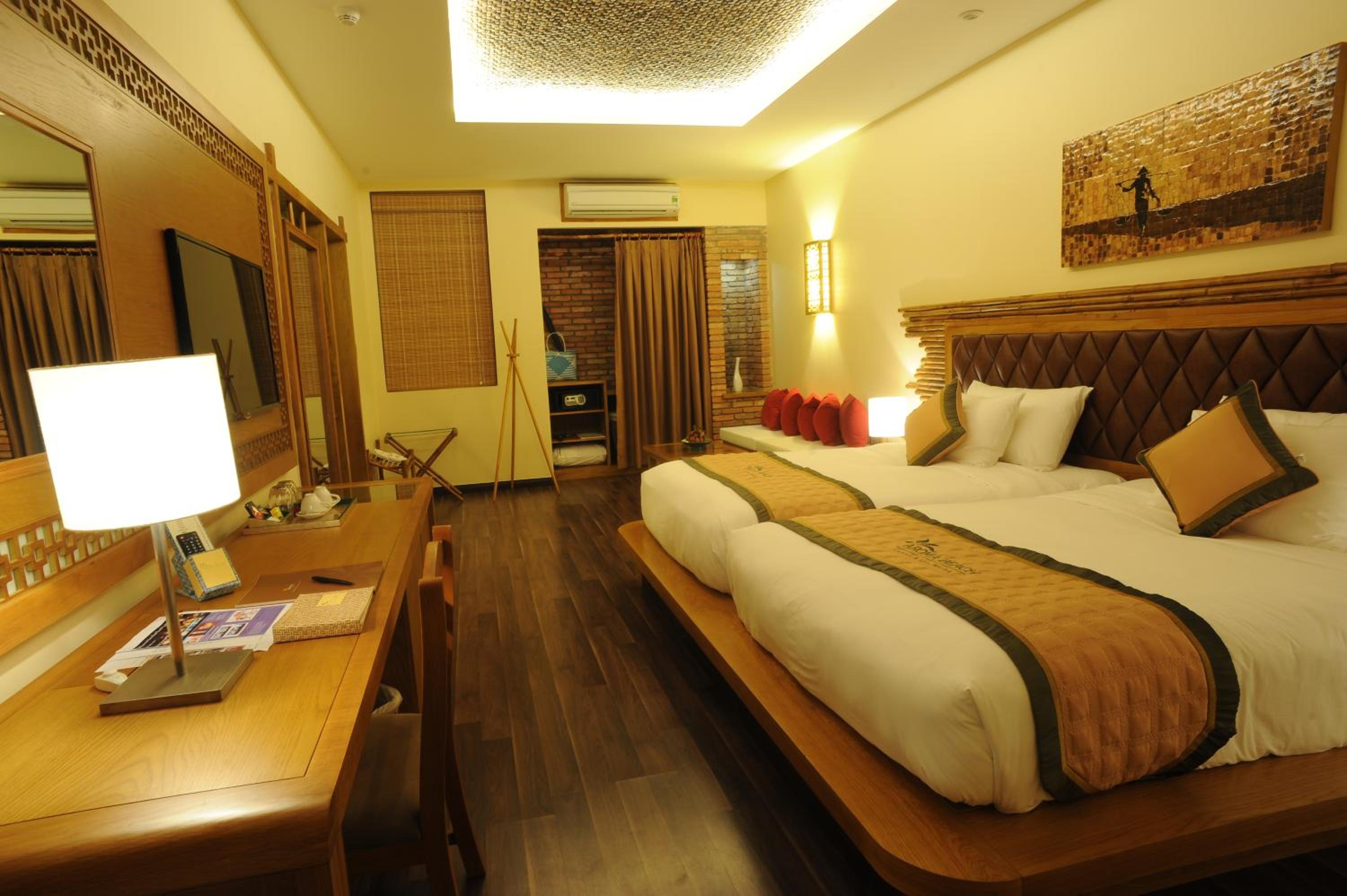Double or Twin Room with Balcony thumbnail 6