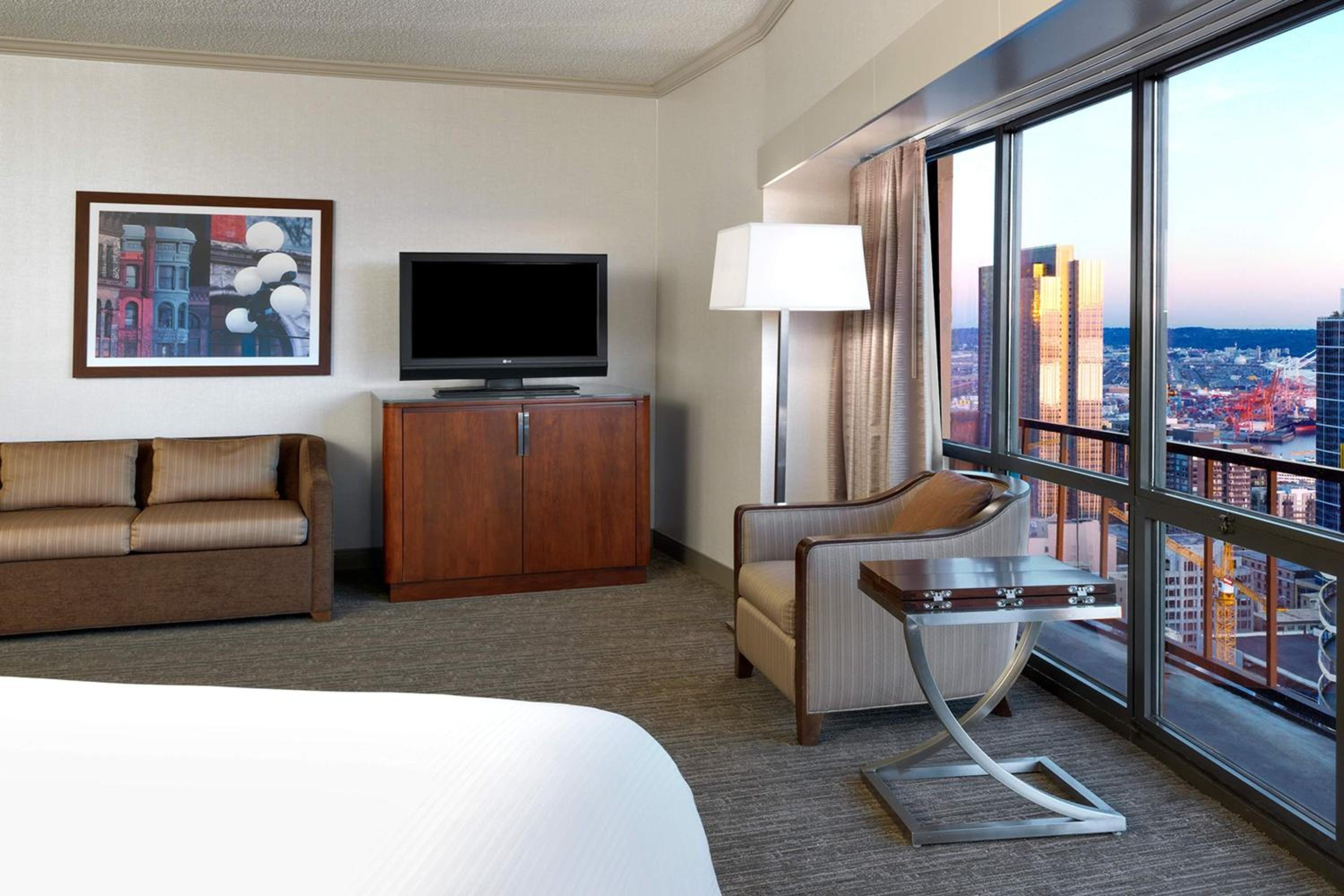 Grand, Guest room, 1 King, Sofa bed, Water view, High floor - Photo 4