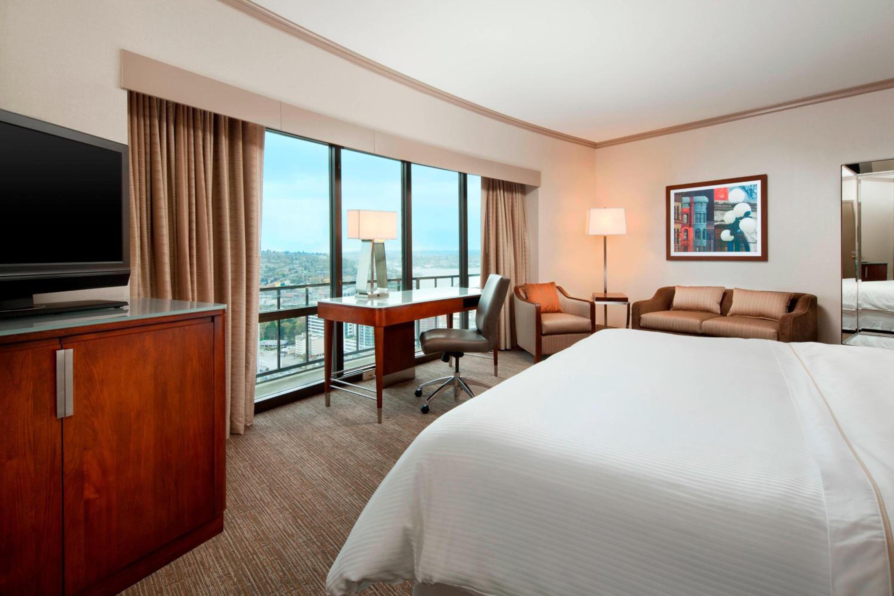 Premium City View, Guest room, 1 King, Sofa bed, City view - Photo 1