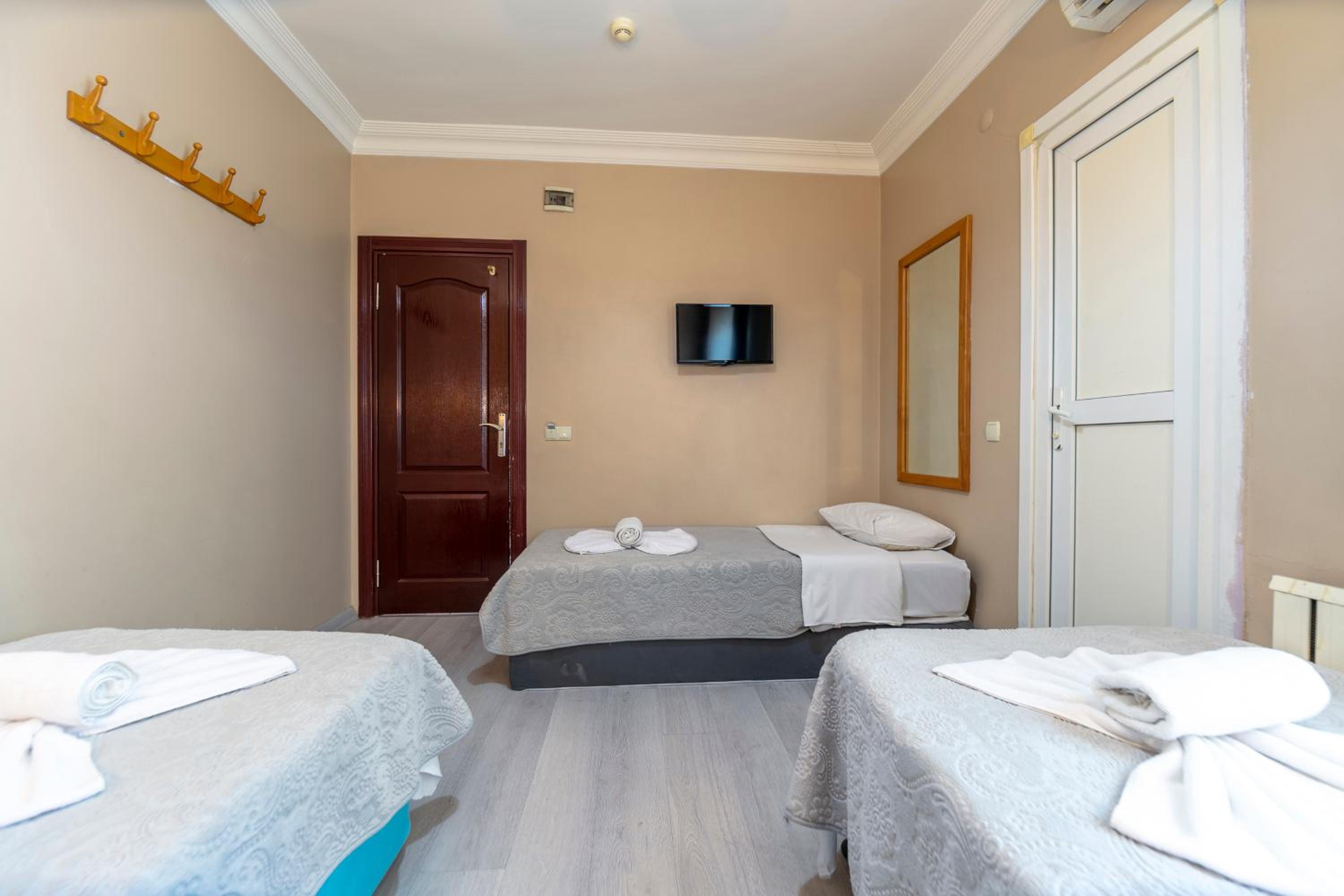 Comfort Triple Room with Shower photo 2