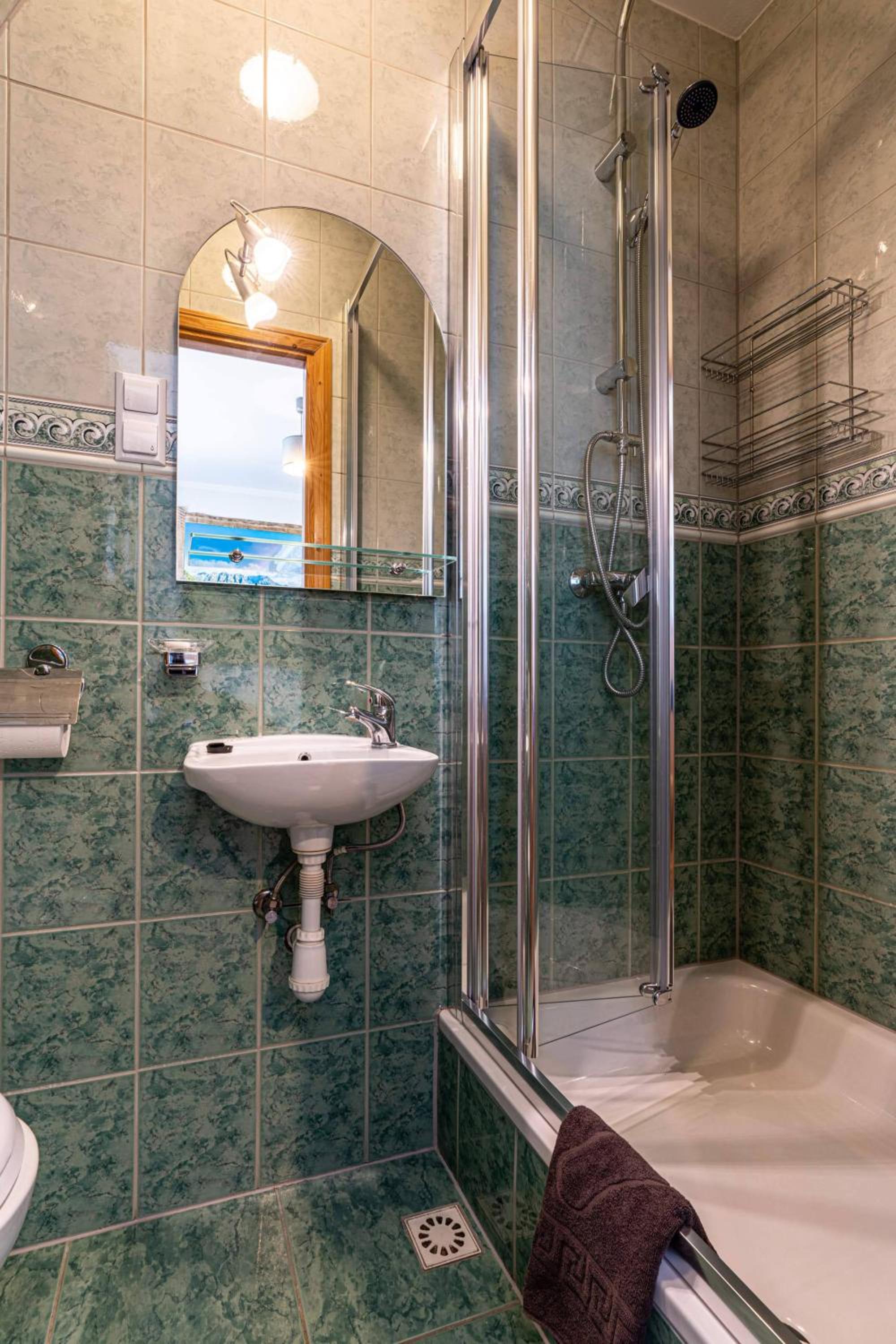 Double Room with Private Bathroom - Photo 8