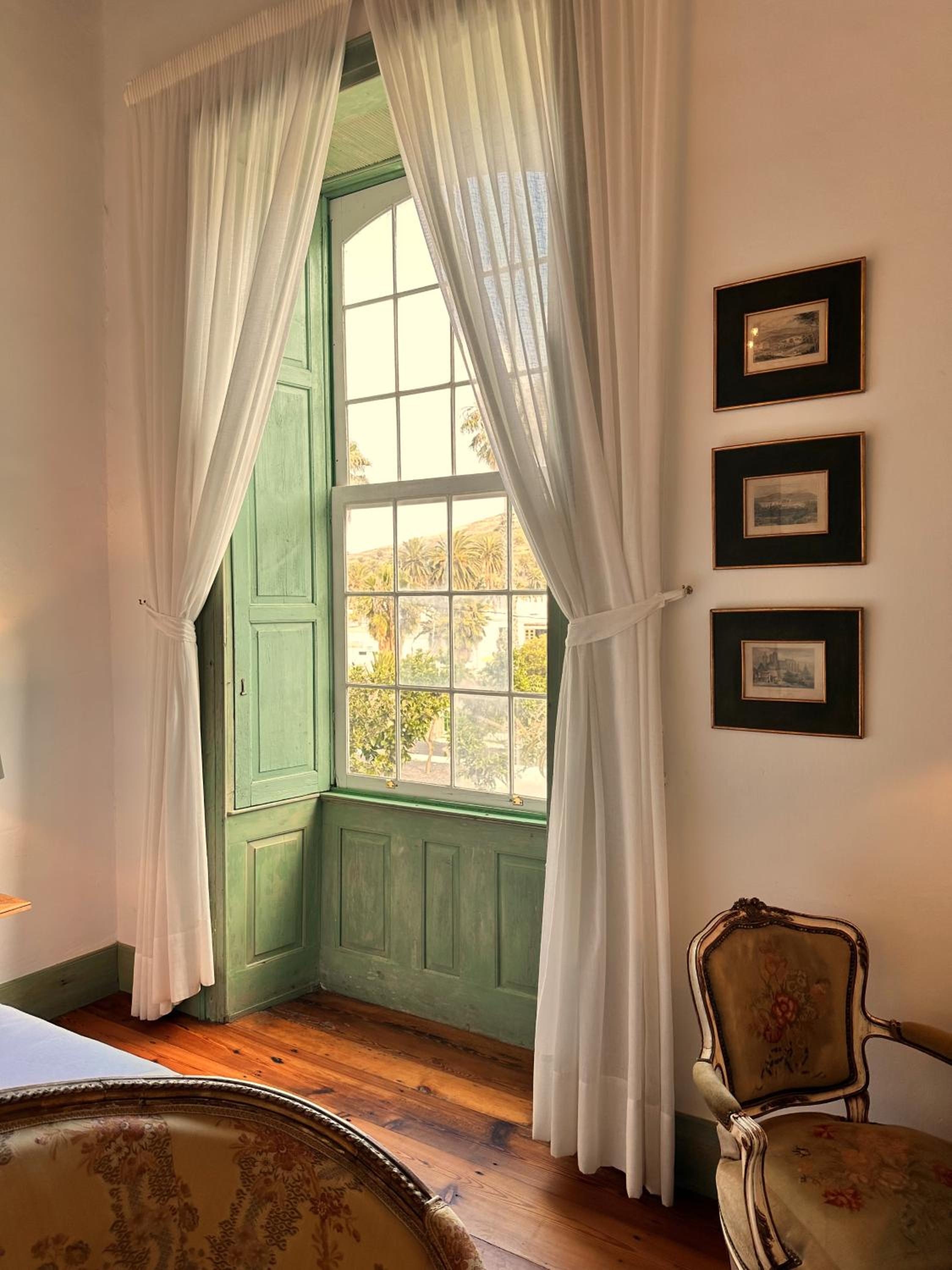 Deluxe Double Room thumbnail 5