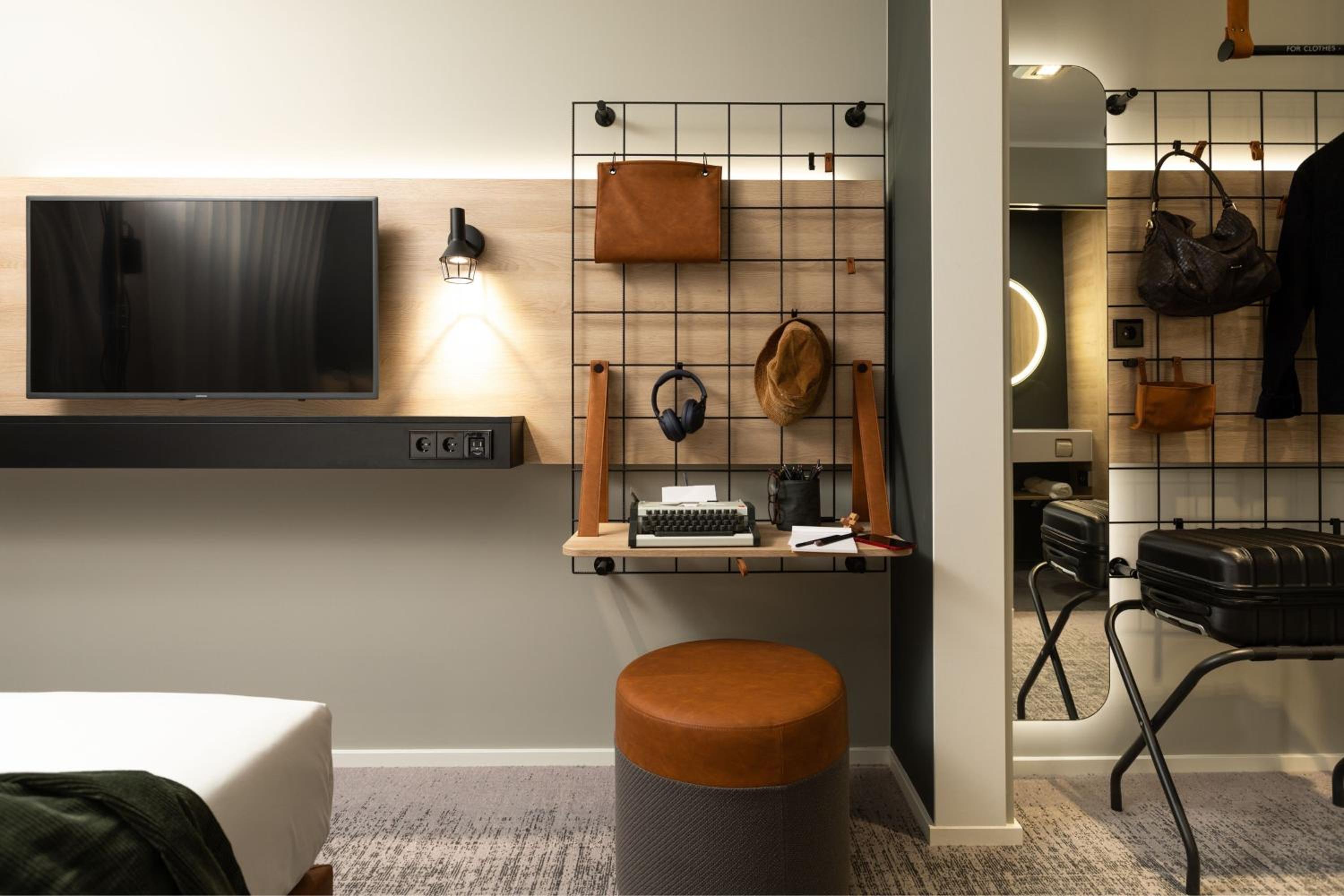 Moxy Queen Room - Photo 13