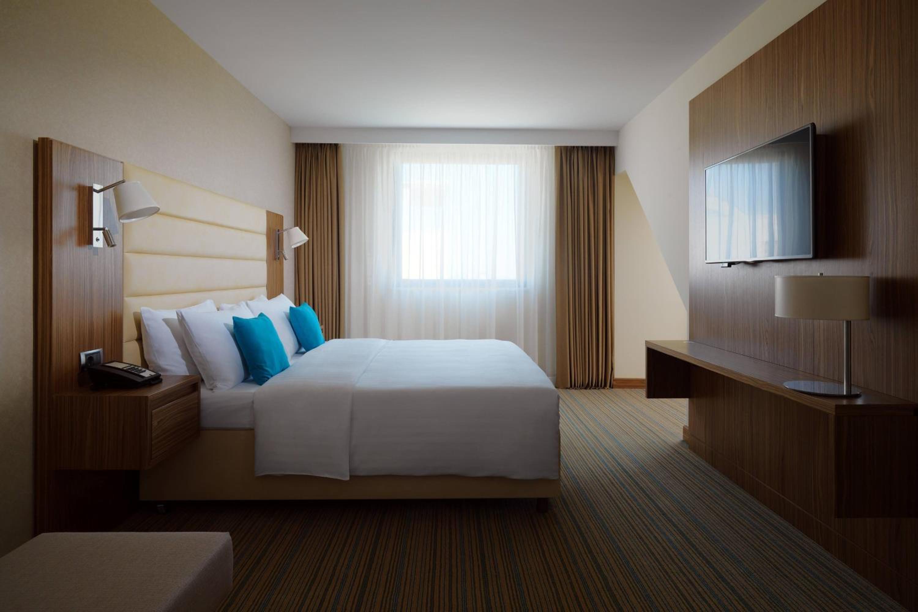 Studio Room with King Bed photo 3