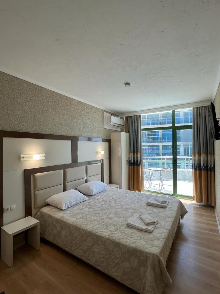 Deluxe Double Room With Side Sea View
