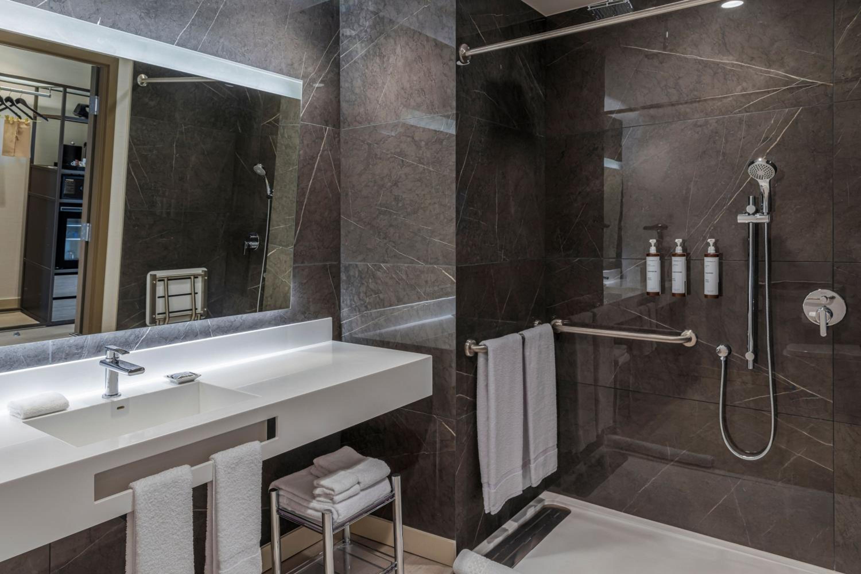 AC King Suite - Photo 4