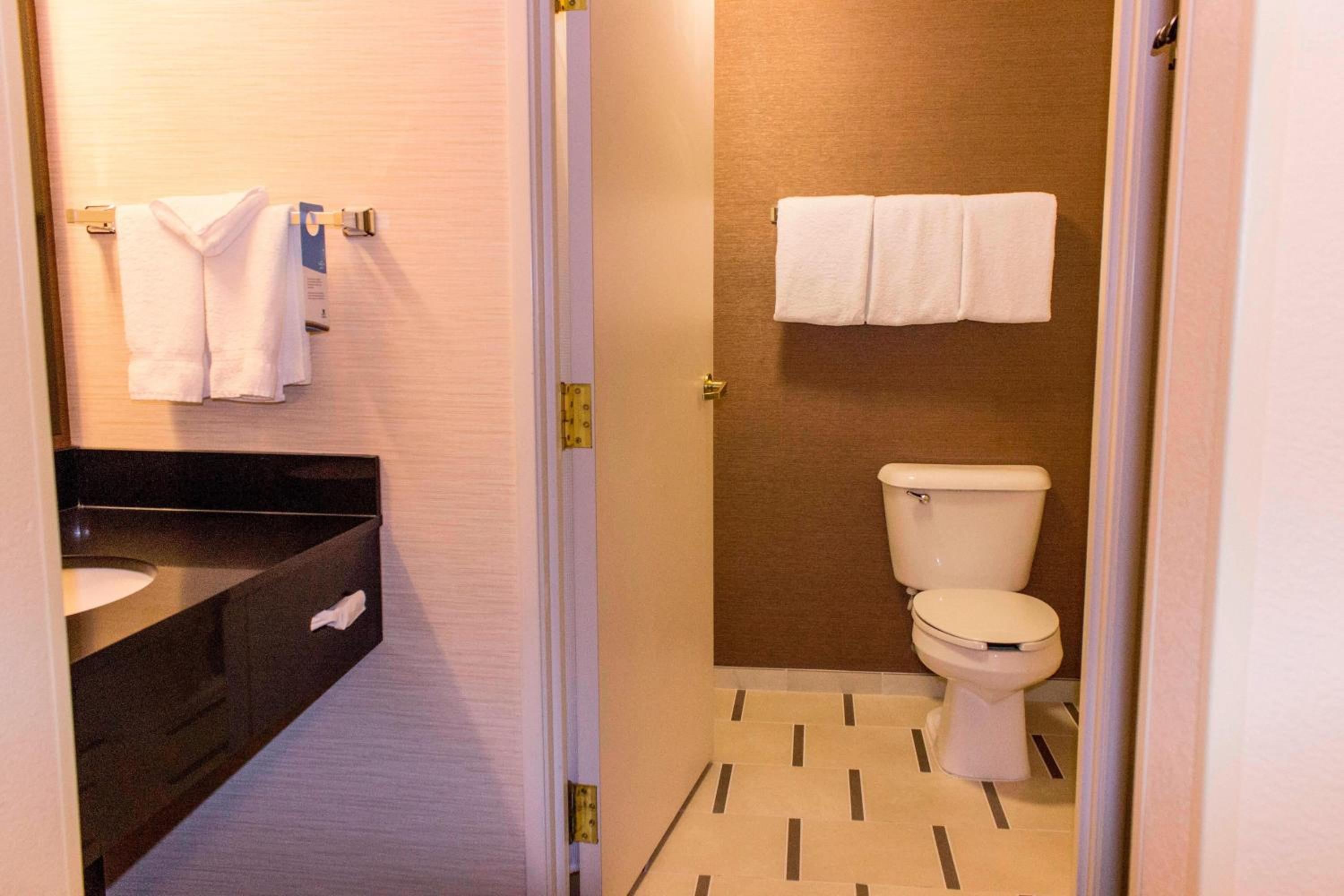 Queen Room with 2 Queen Beds - Photo 4