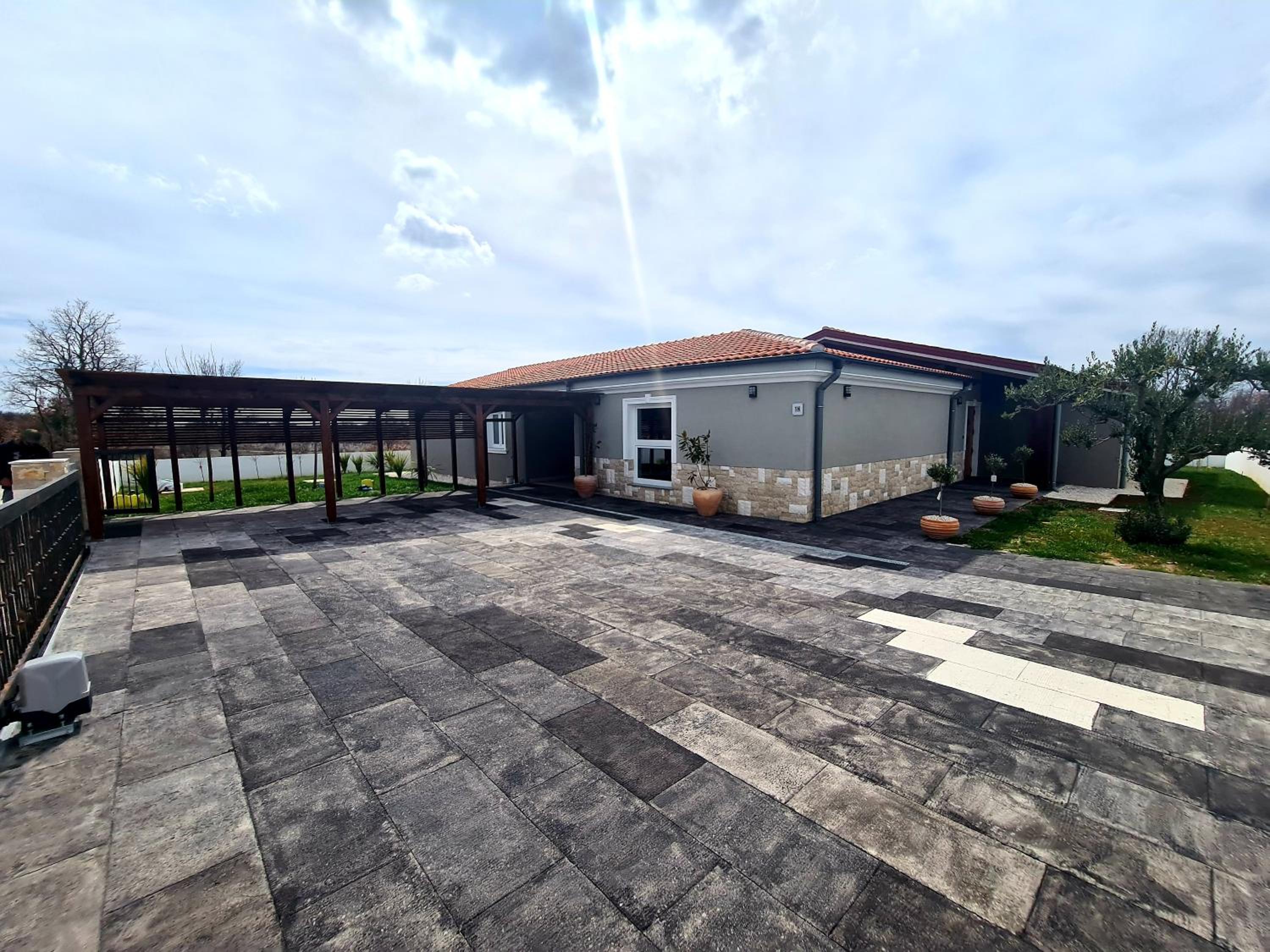 Villa photo 2