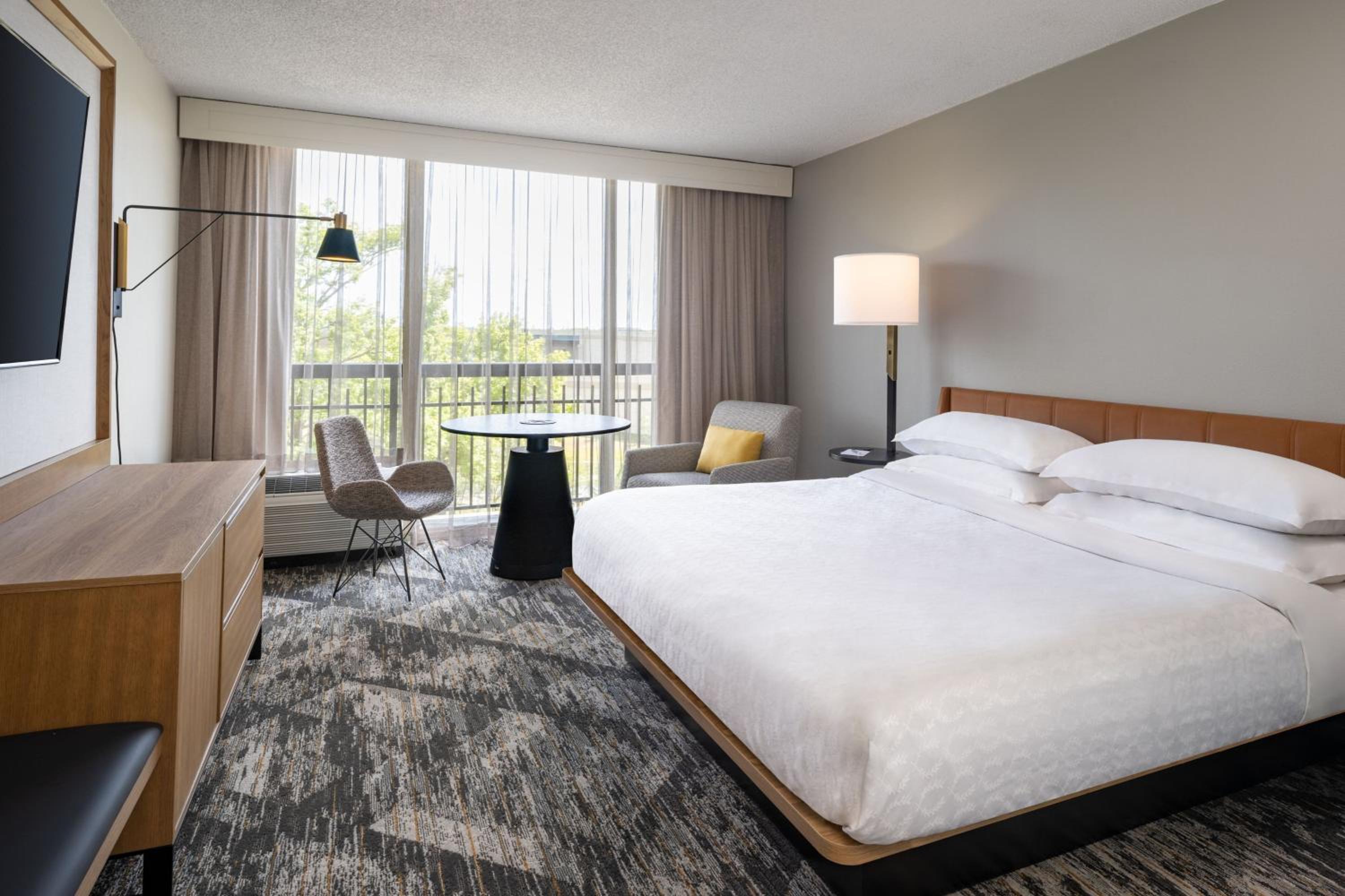 Deluxe, Guest room, 1 King thumbnail 6