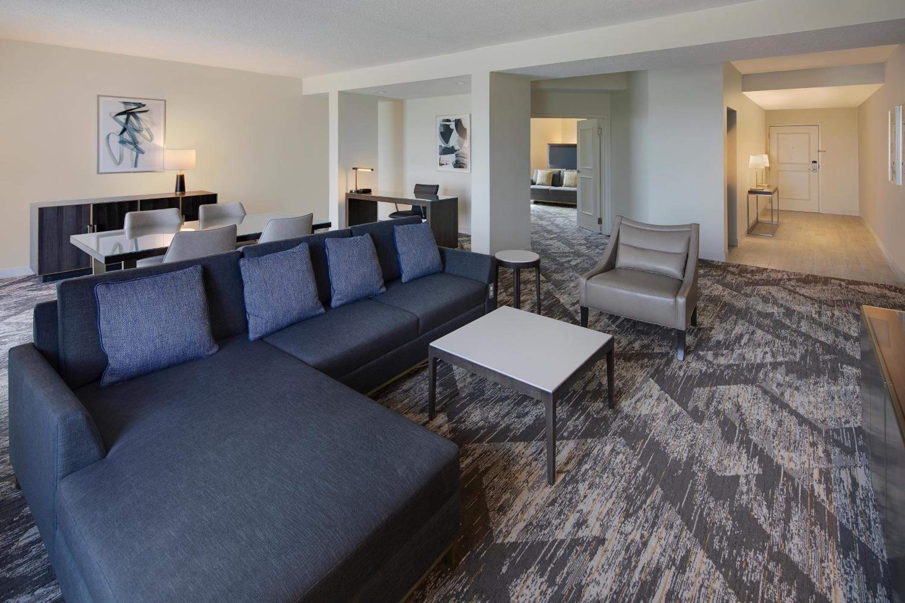 1 Bedroom Suite, 1 King thumbnail 5