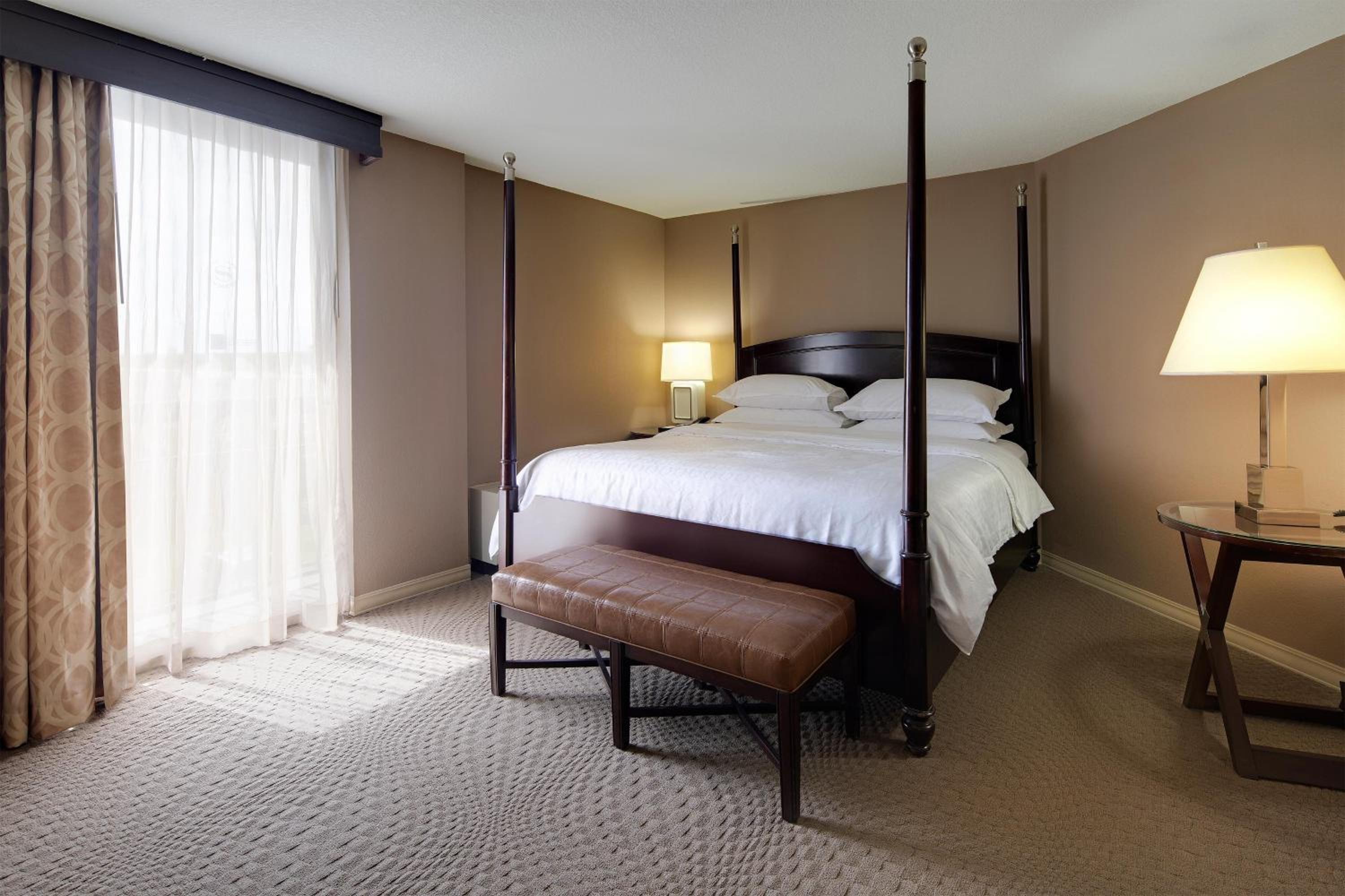 Traditional King Room with Adapted Tub - Mobility Accessible