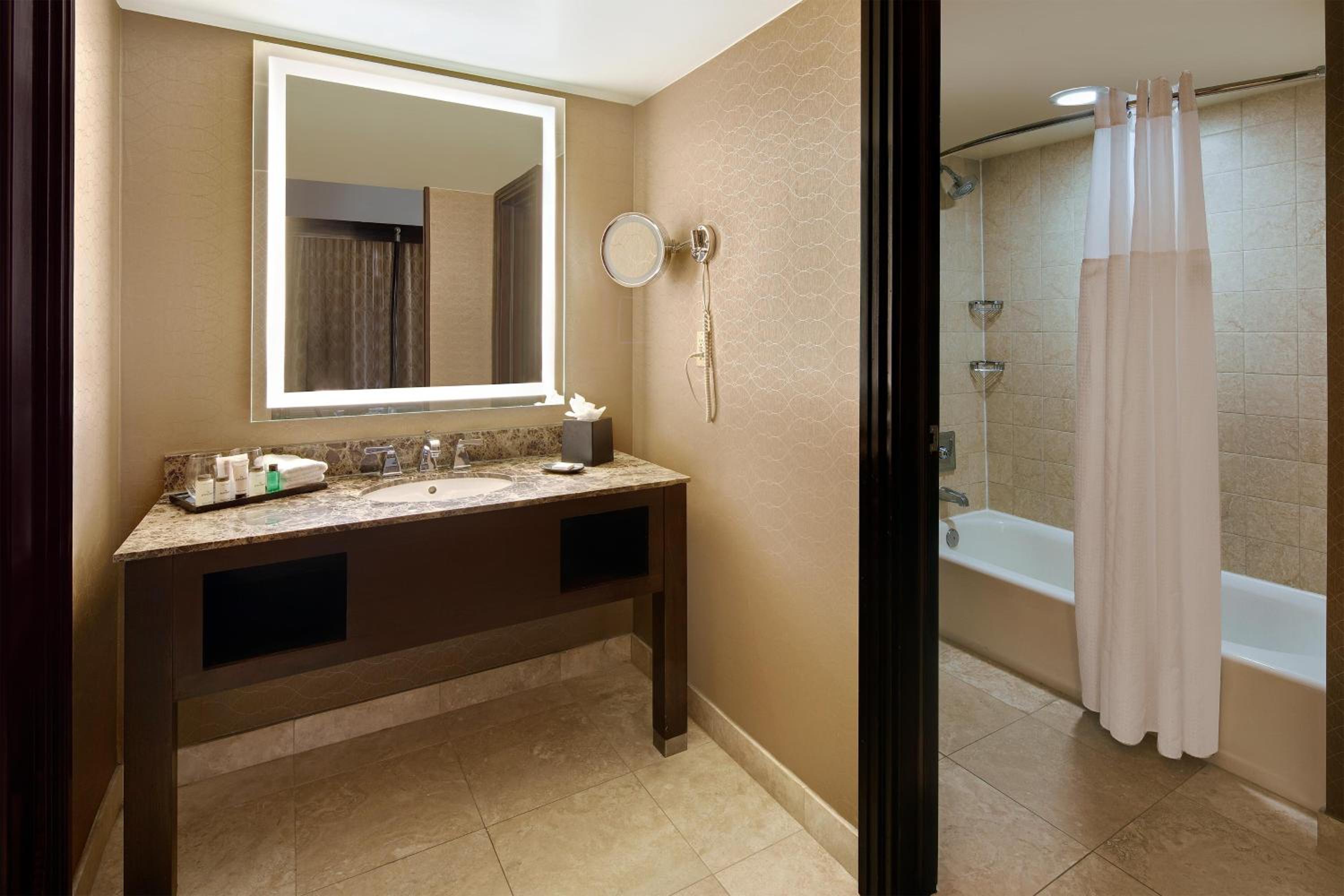 Traditional King Room with Adapted Tub - Mobility Accessible thumbnail 5