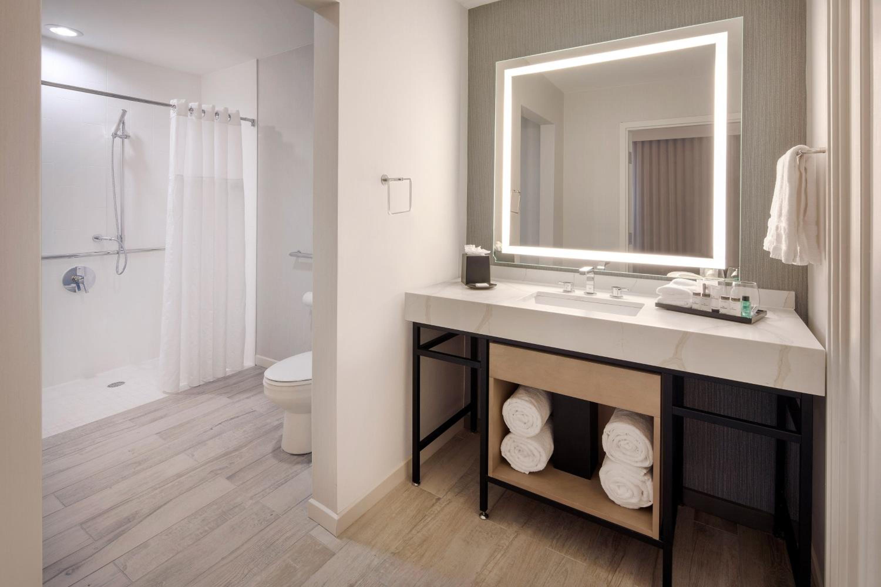 Traditional King Room with Adapted Tub - Mobility Accessible