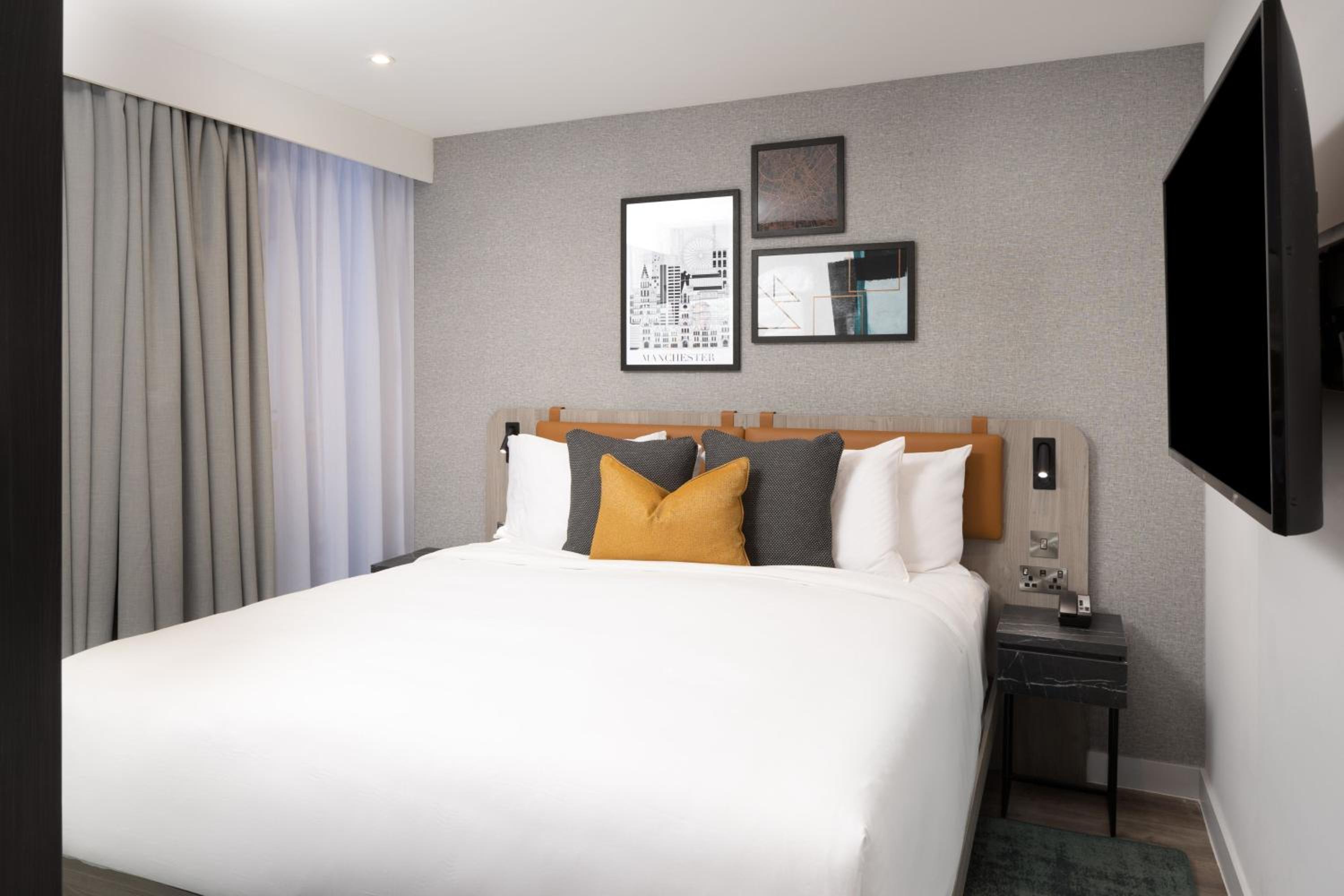 One-Bedroom Queen Suite with Sofa Bed - Photo 8