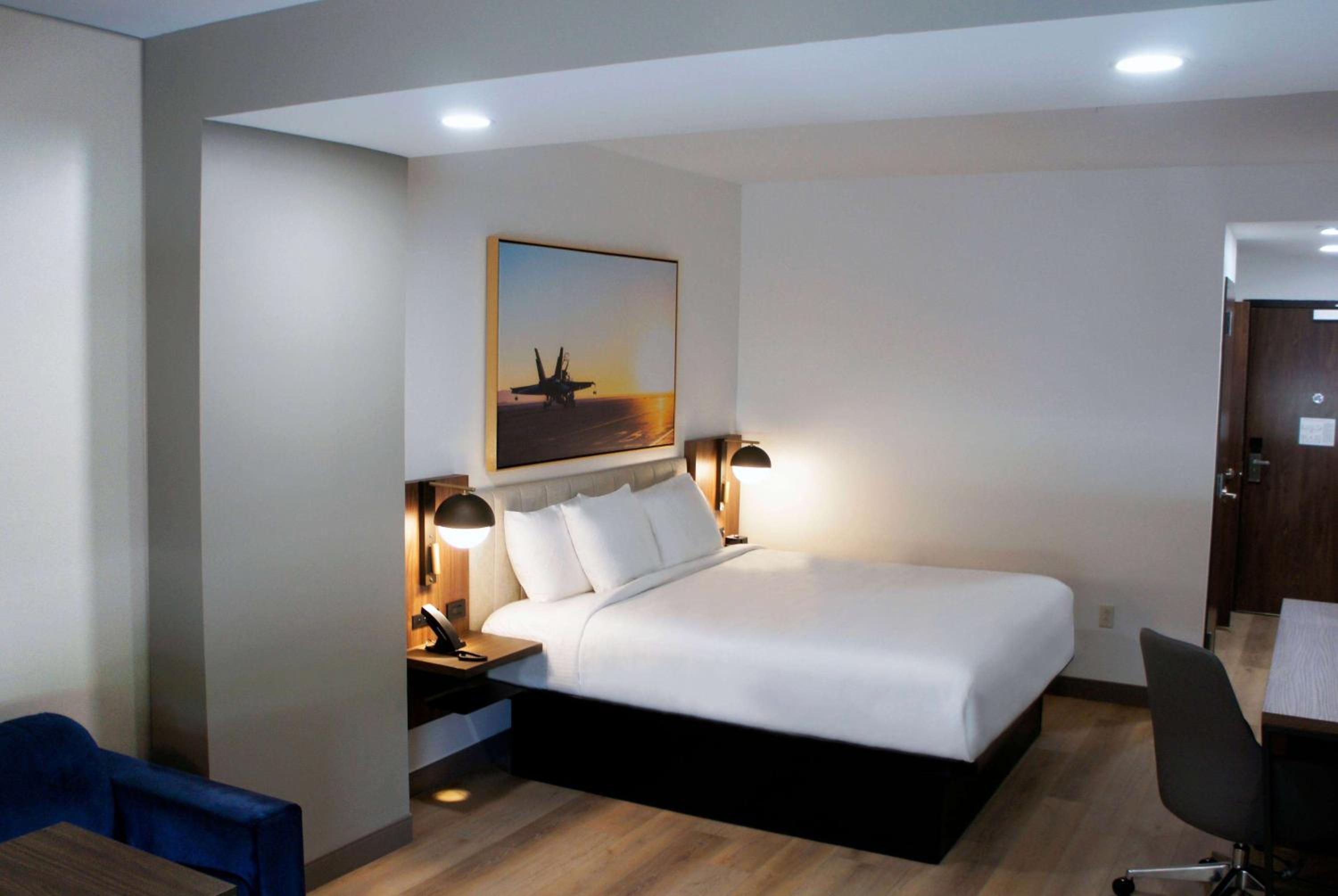 King Suite with Mobility Access and Roll-In Shower, Non-Smoking photo 1