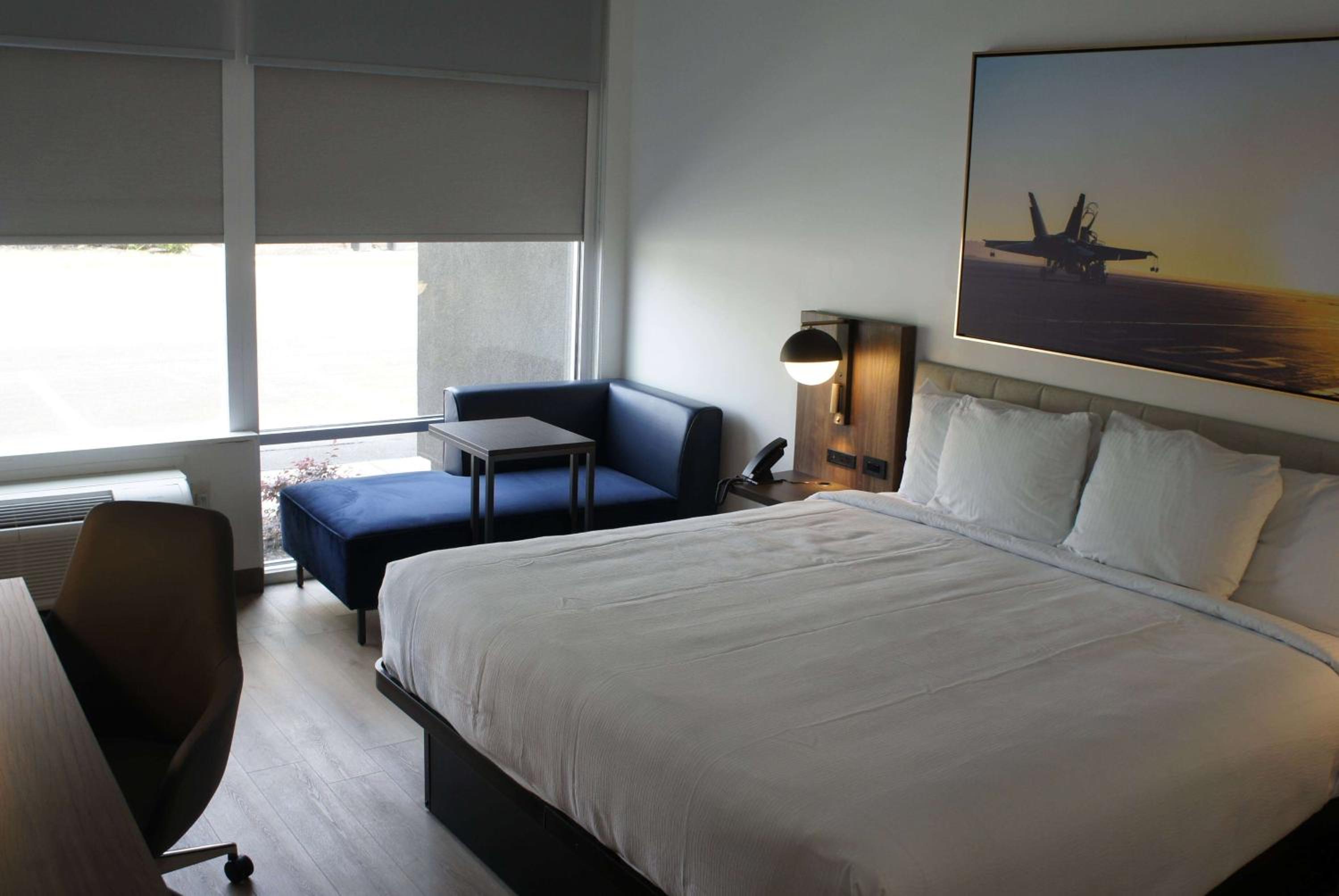King Room with Roll-in Shower - Mobility Access/Non-Smoking - Photo 4