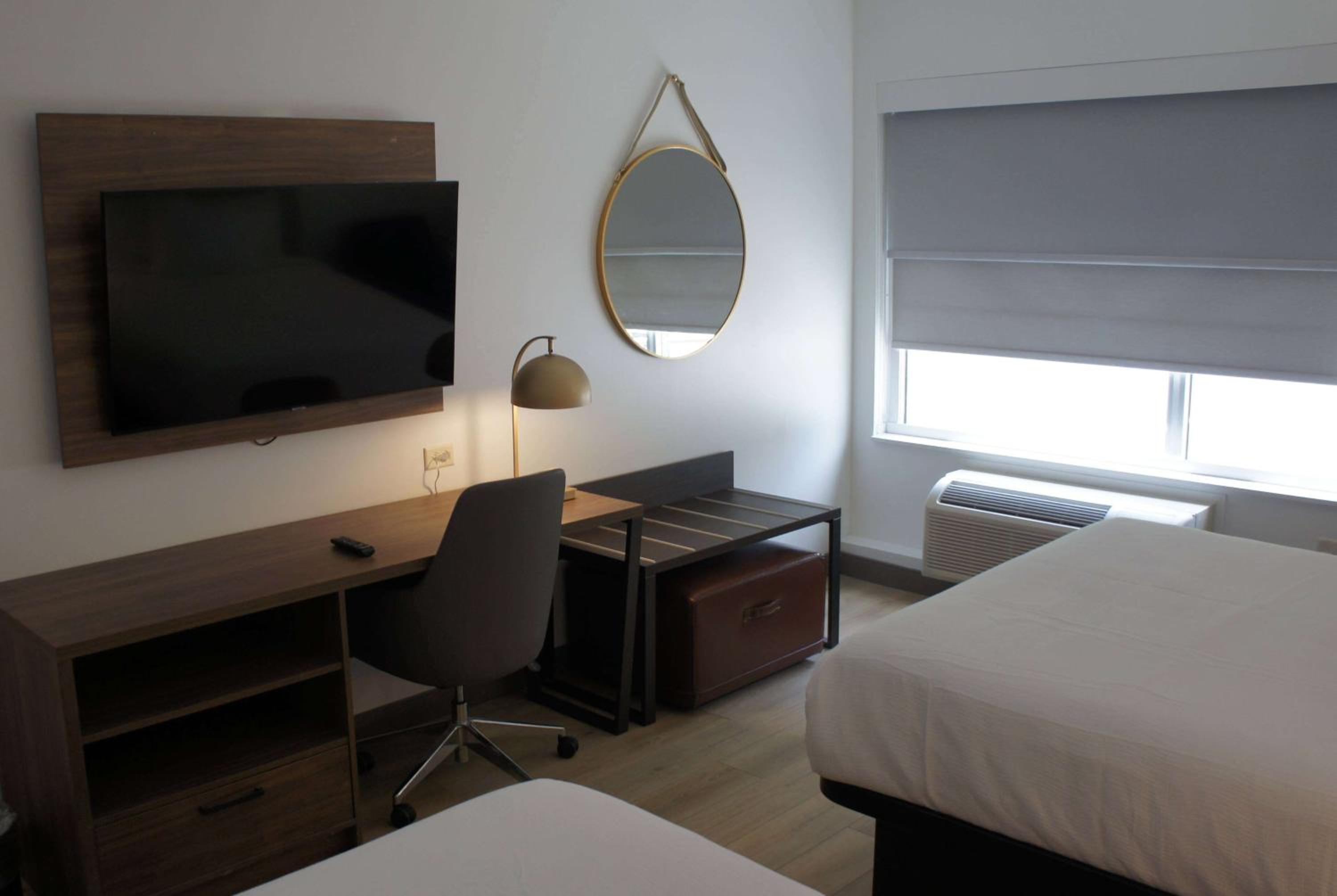 Queen Room with Two Queen Beds, Mobility Access and Roll-In Shower, Non-Smoking - Photo 3