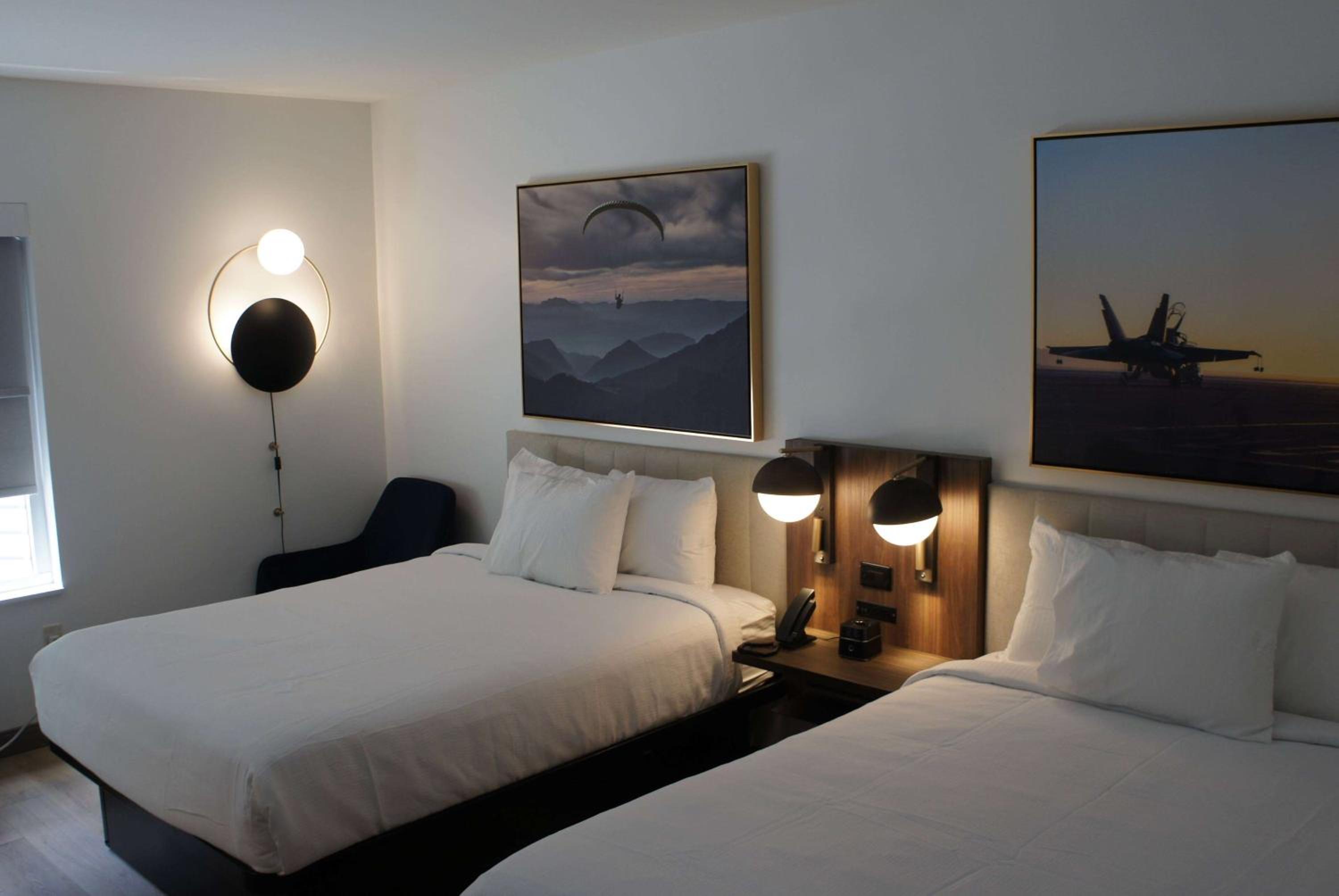 Queen Room with Two Queen Beds - Non-Smoking - Photo 4