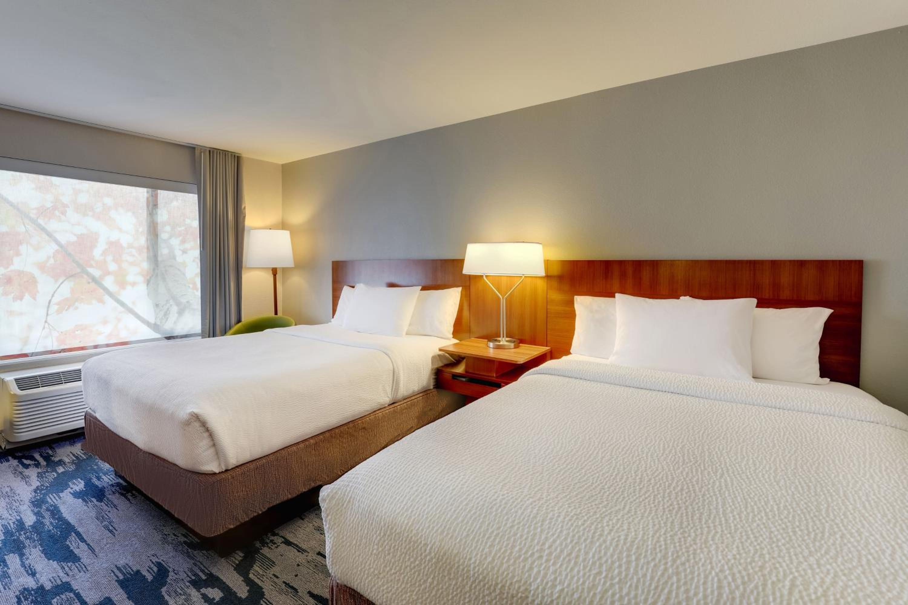 Queen Room with Two Queen Beds - Photo 10