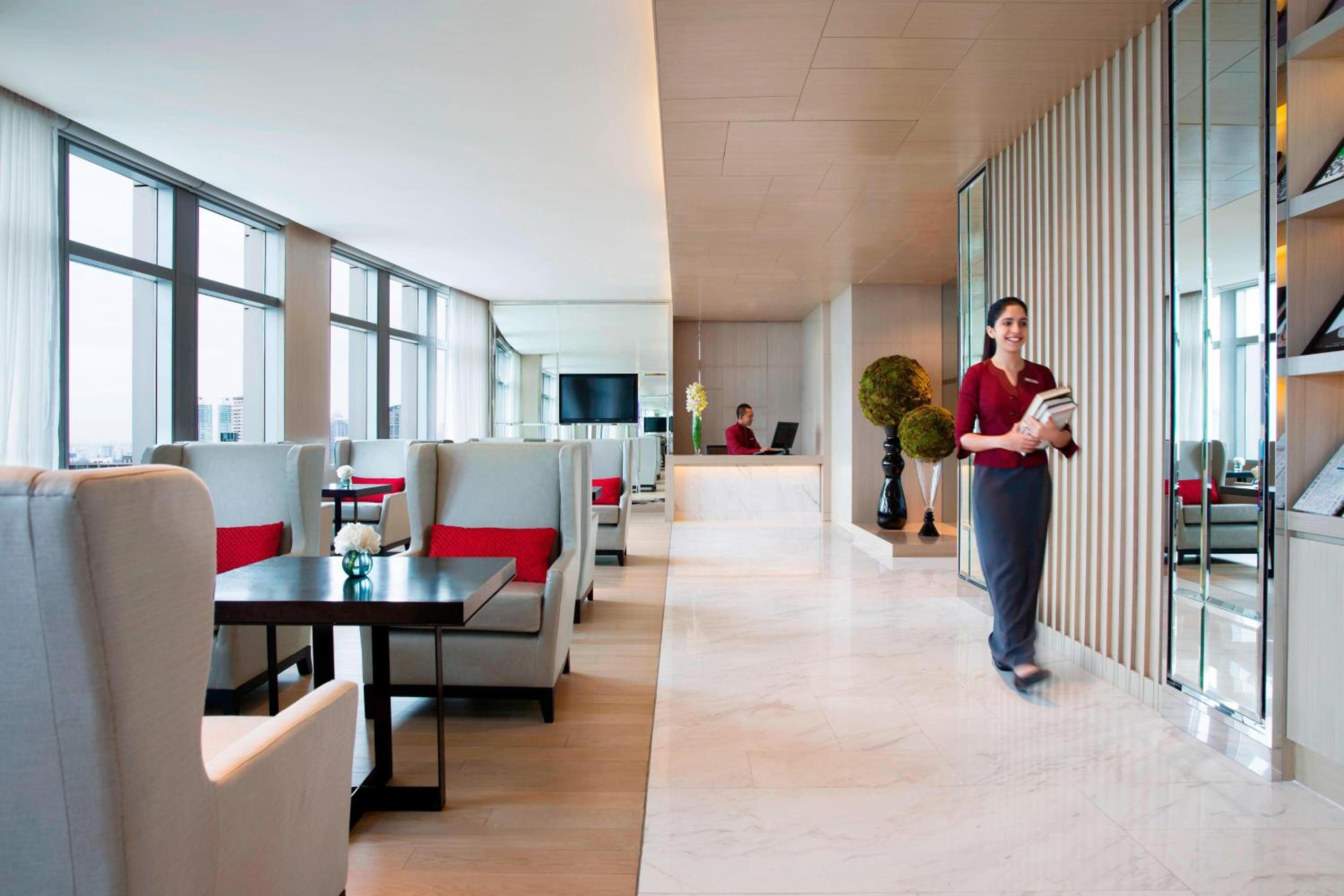 Double Room with Two Double Beds - High Floor/Executive Lounge Access thumbnail 6