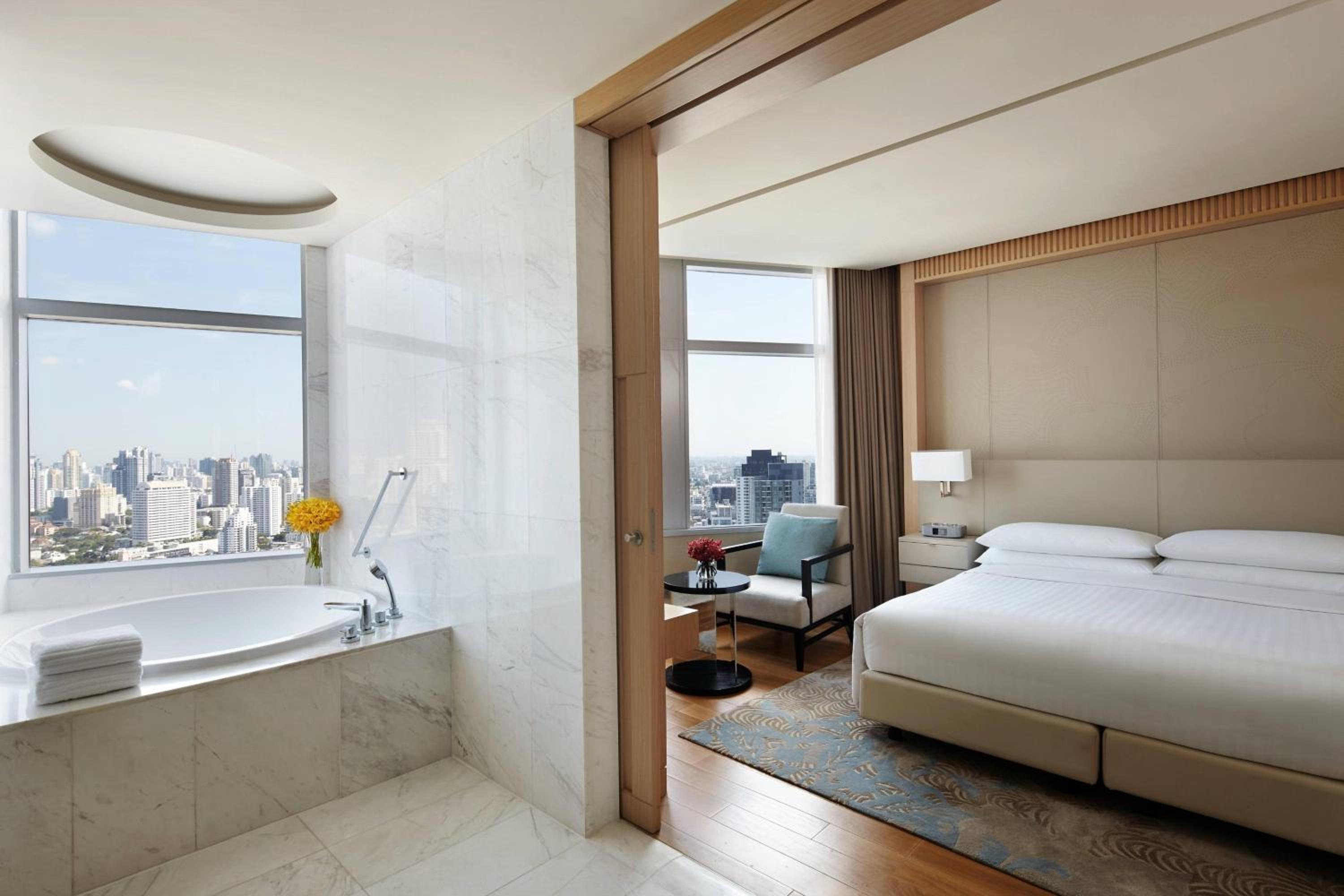 Executive King Suite - Executive Lounge Access thumbnail 5
