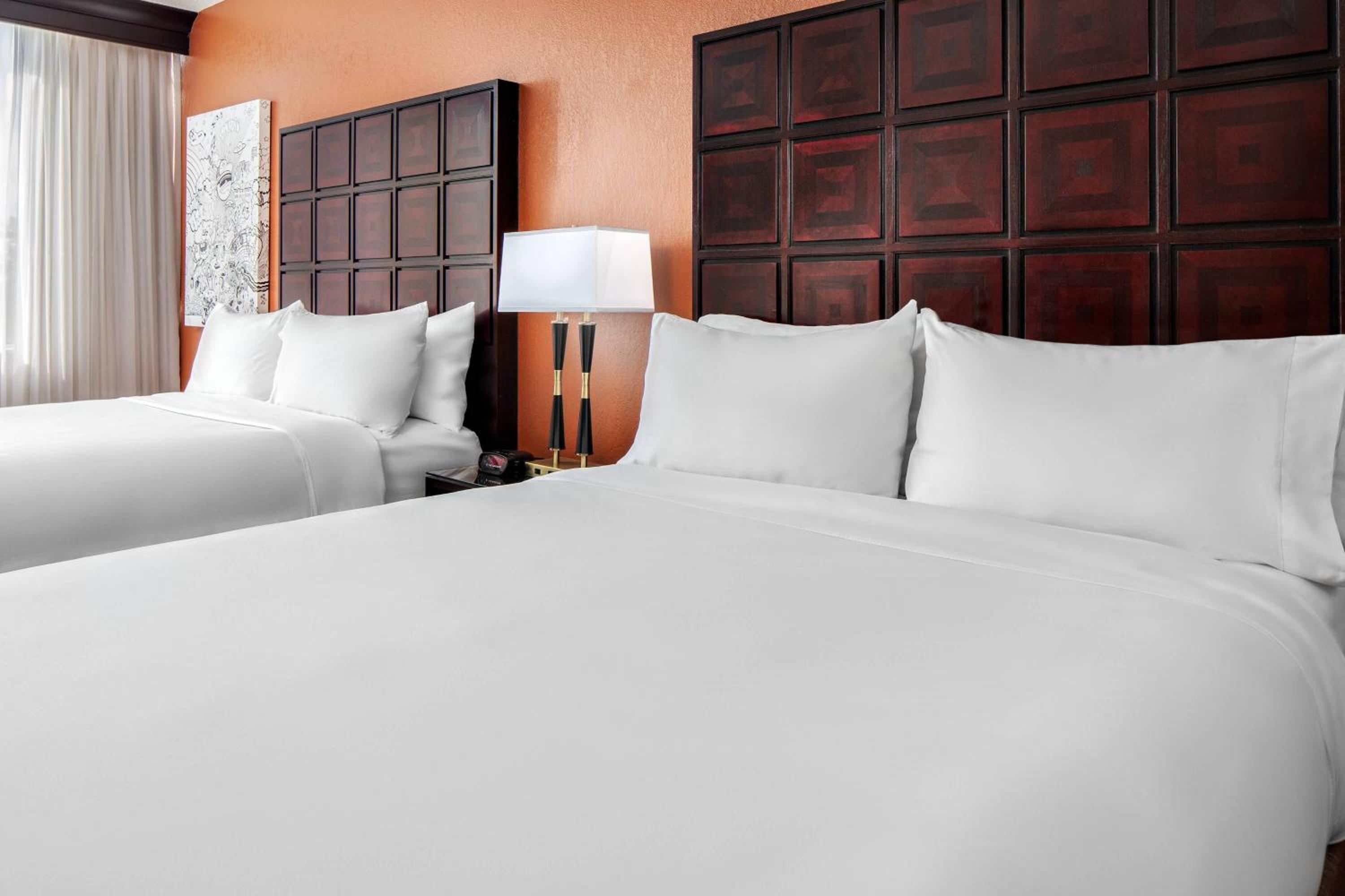 Queen Room with Two Queen Beds - Photo 2