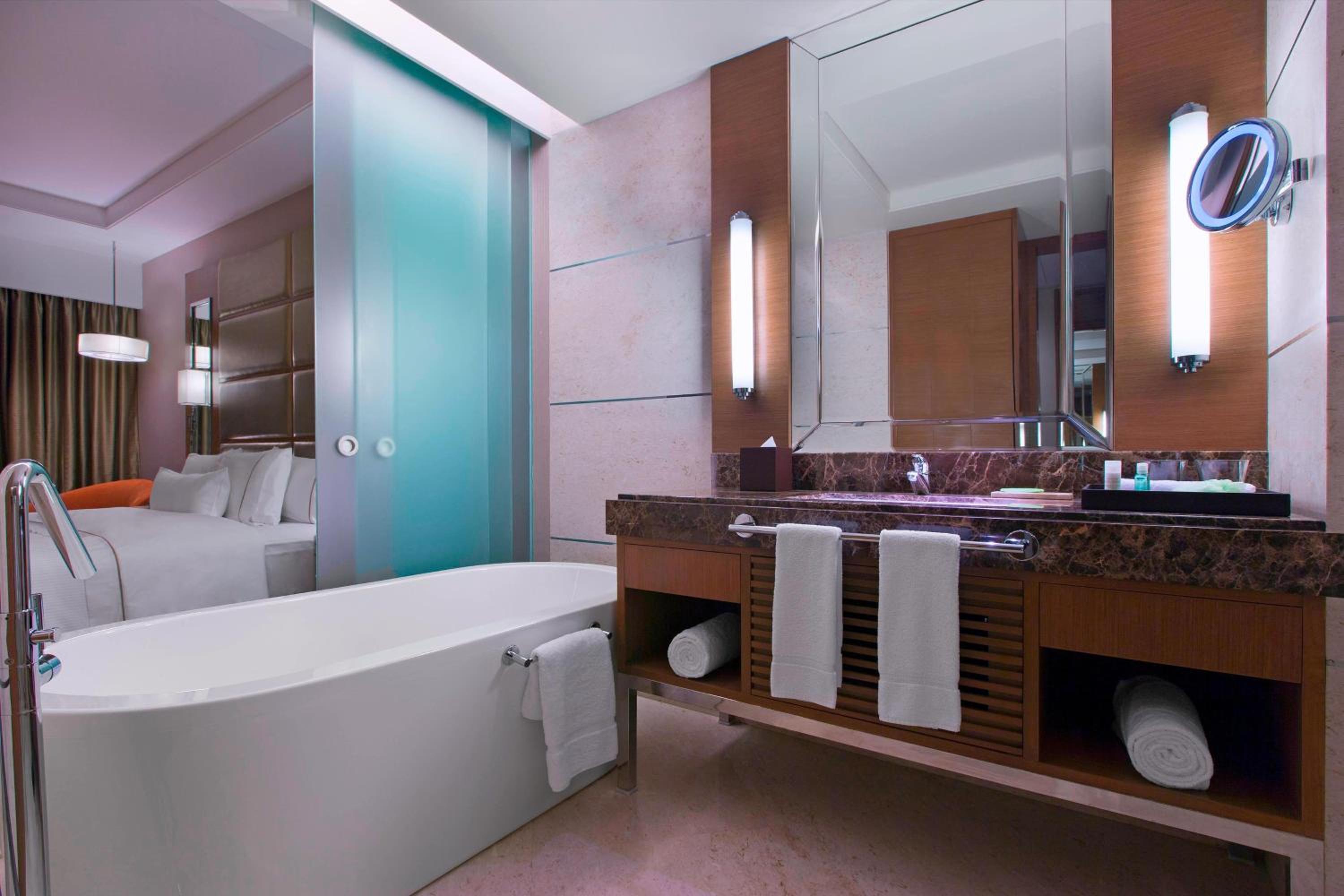Executive King Guest Room with Executive Lounge Access photo 3