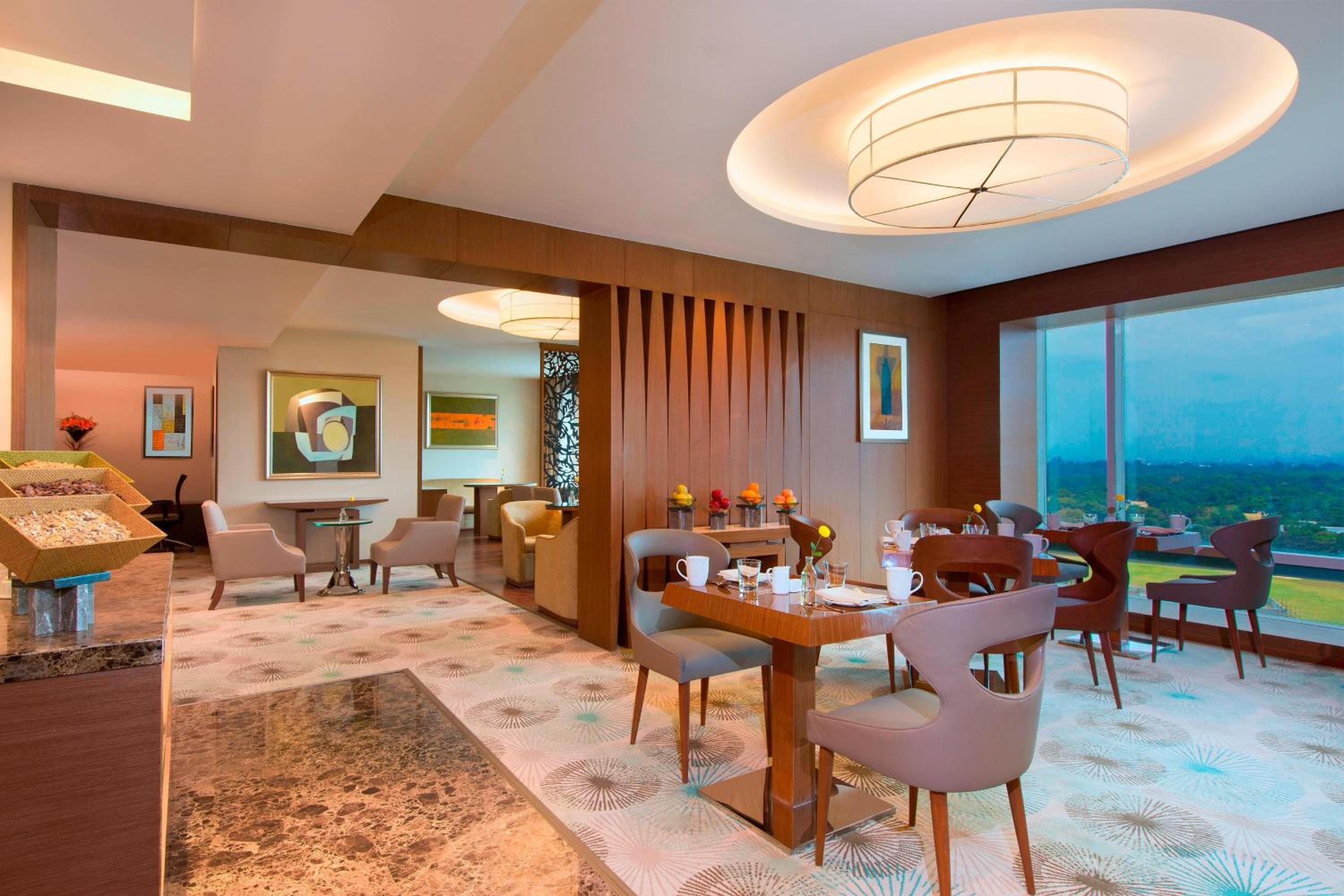 Executive Twin Guest Room with Executive Lounge Access Executive Twin Guest Room with Executive Lounge Access