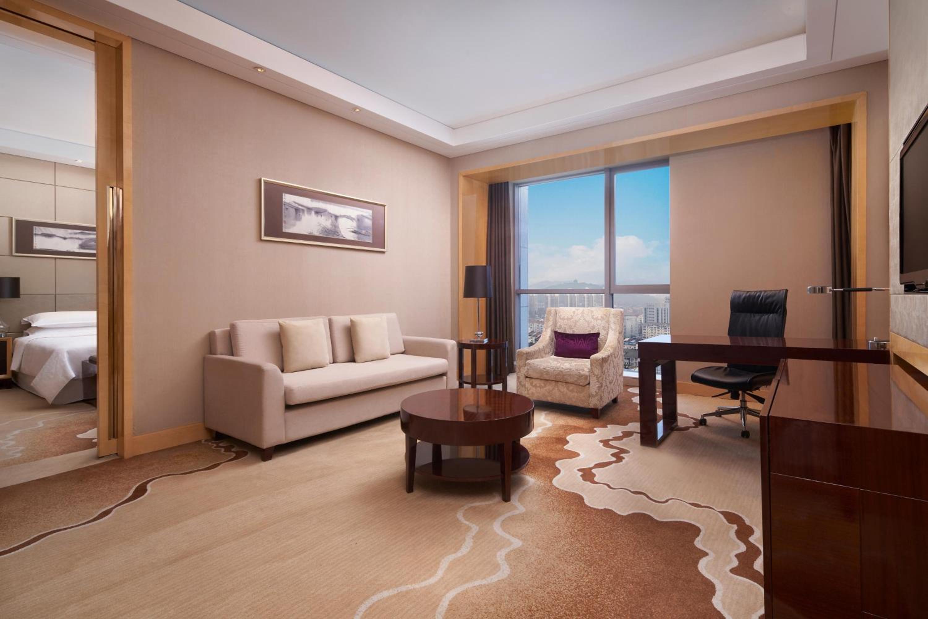 Executive Suite - Photo 2