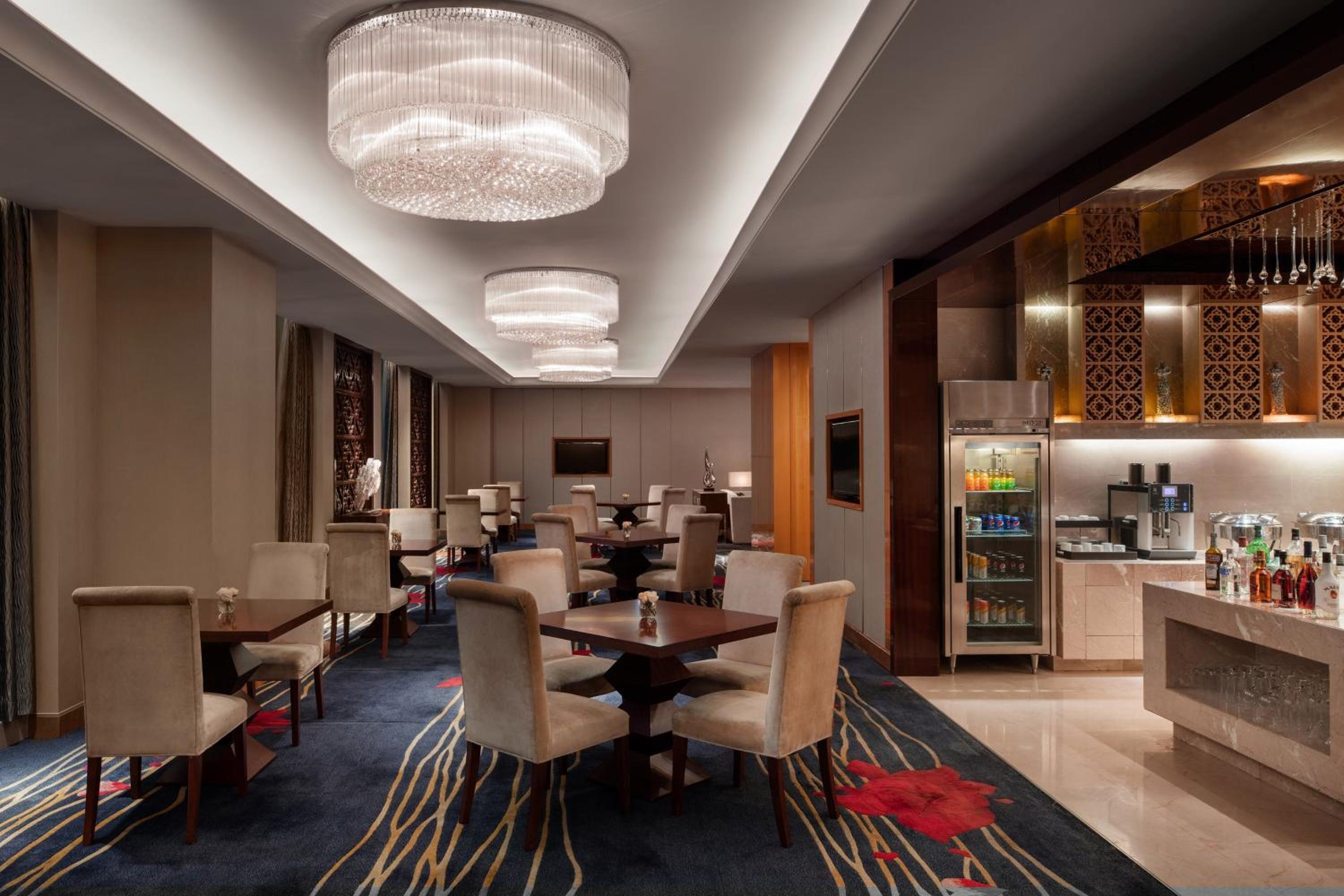 Executive Suite - Photo 5