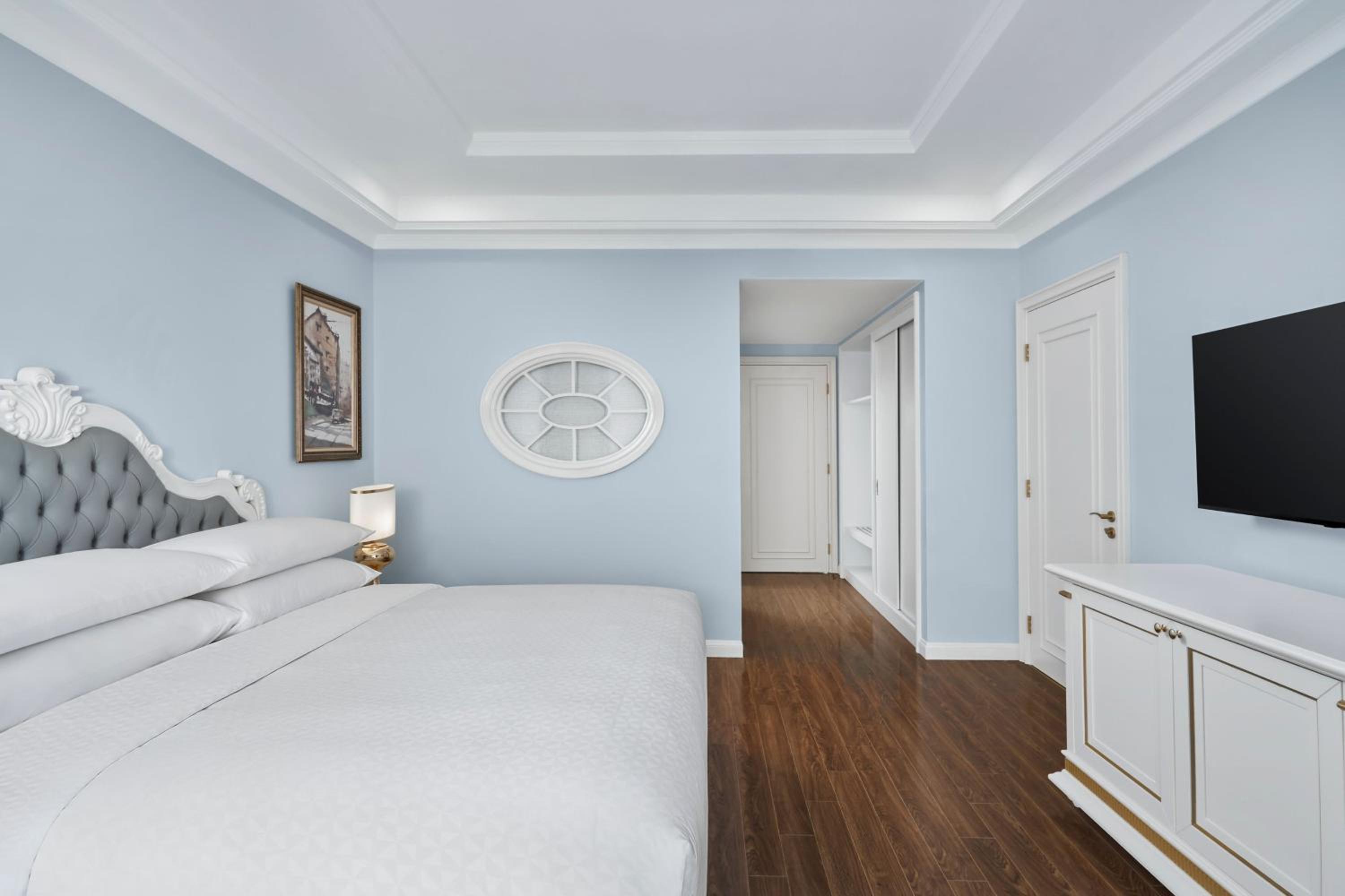 Deluxe King Room with City View photo 3