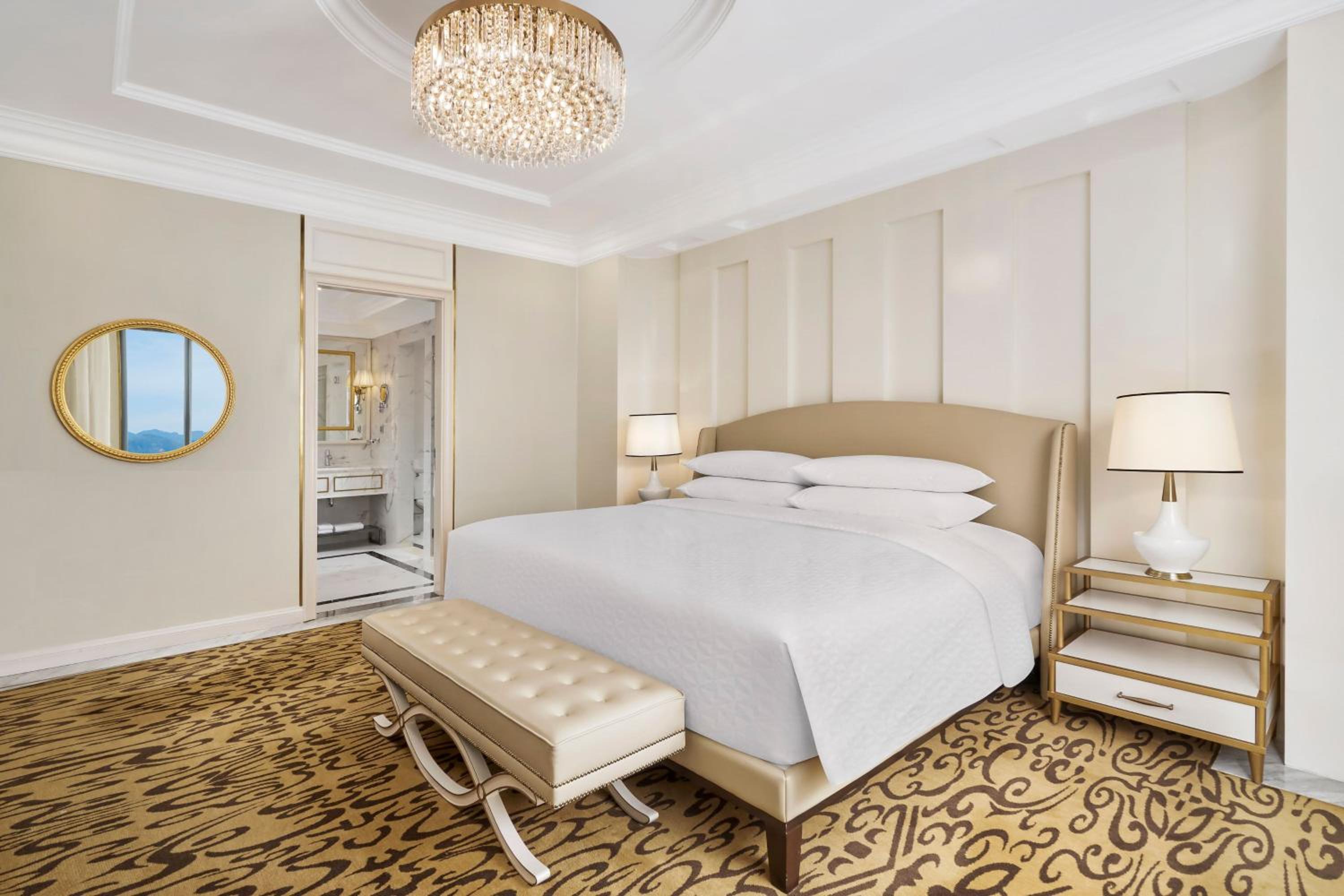 Executive King Suite with Skyline View photo 2