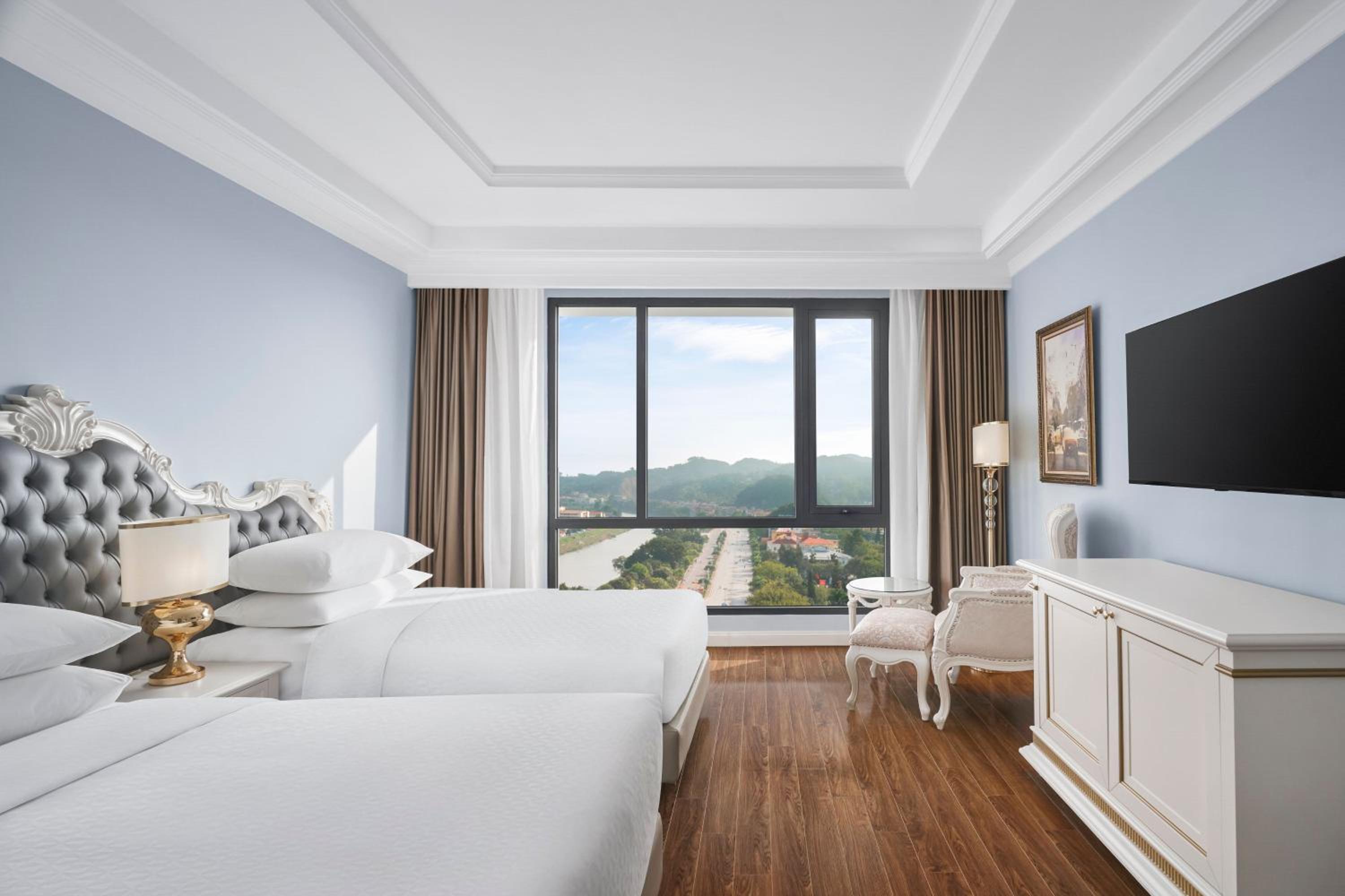 Deluxe Twin Room with Skyline View photo 3
