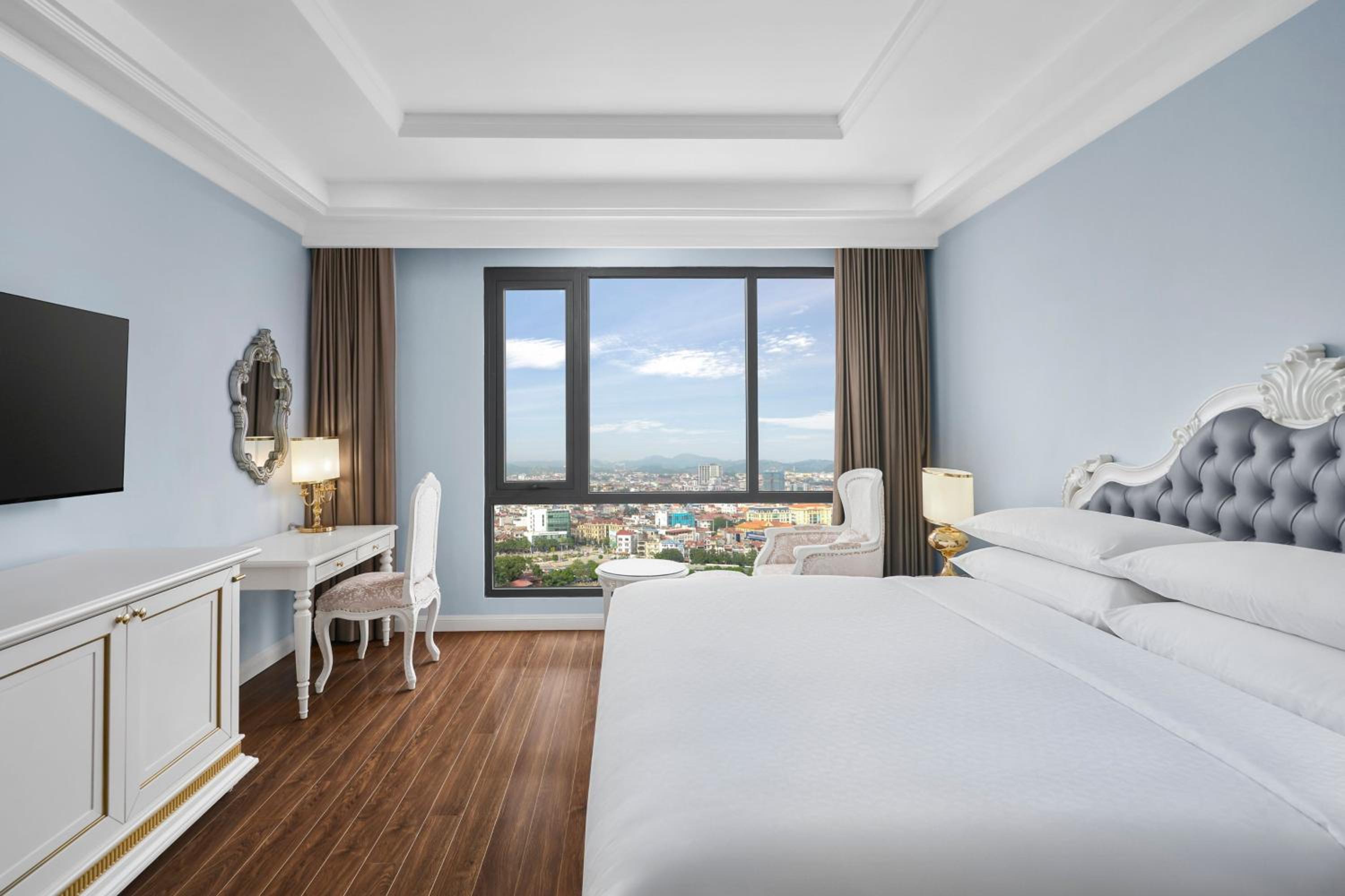 Deluxe King Room with City View photo 2