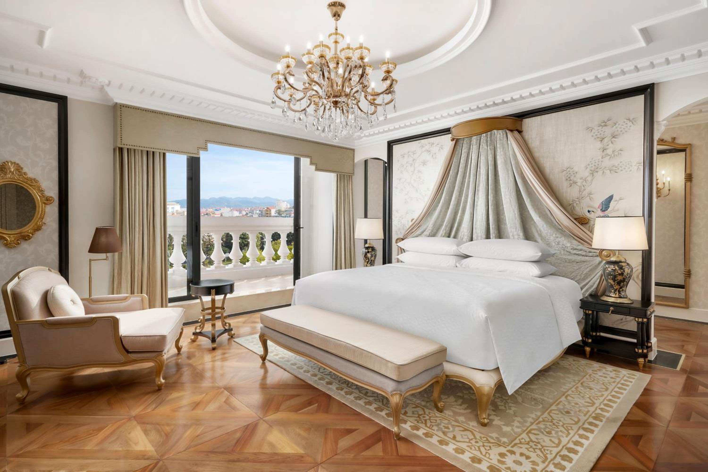 Presidential Suite with Skyline View photo 3