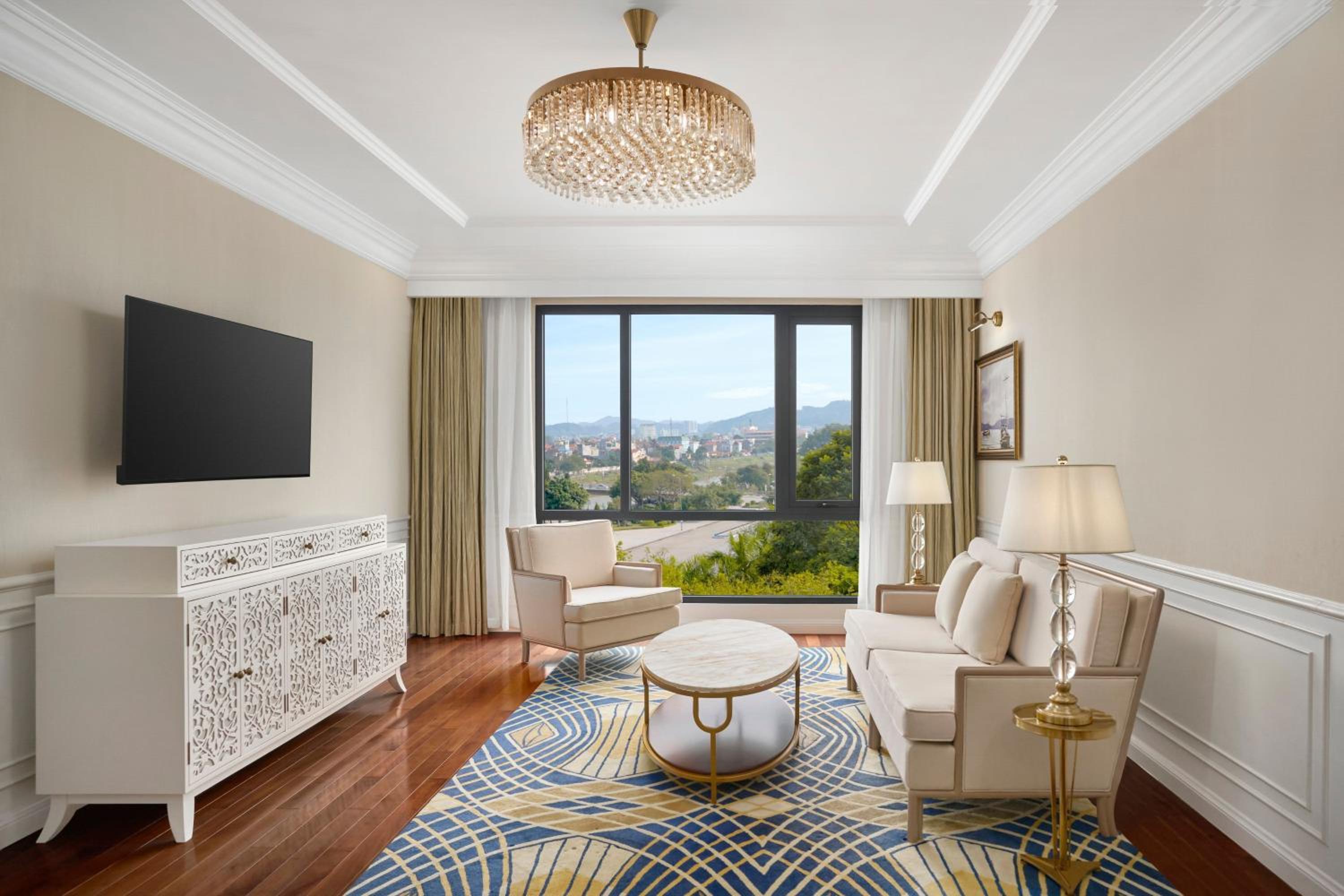 Executive King Suite with Skyline View photo 3