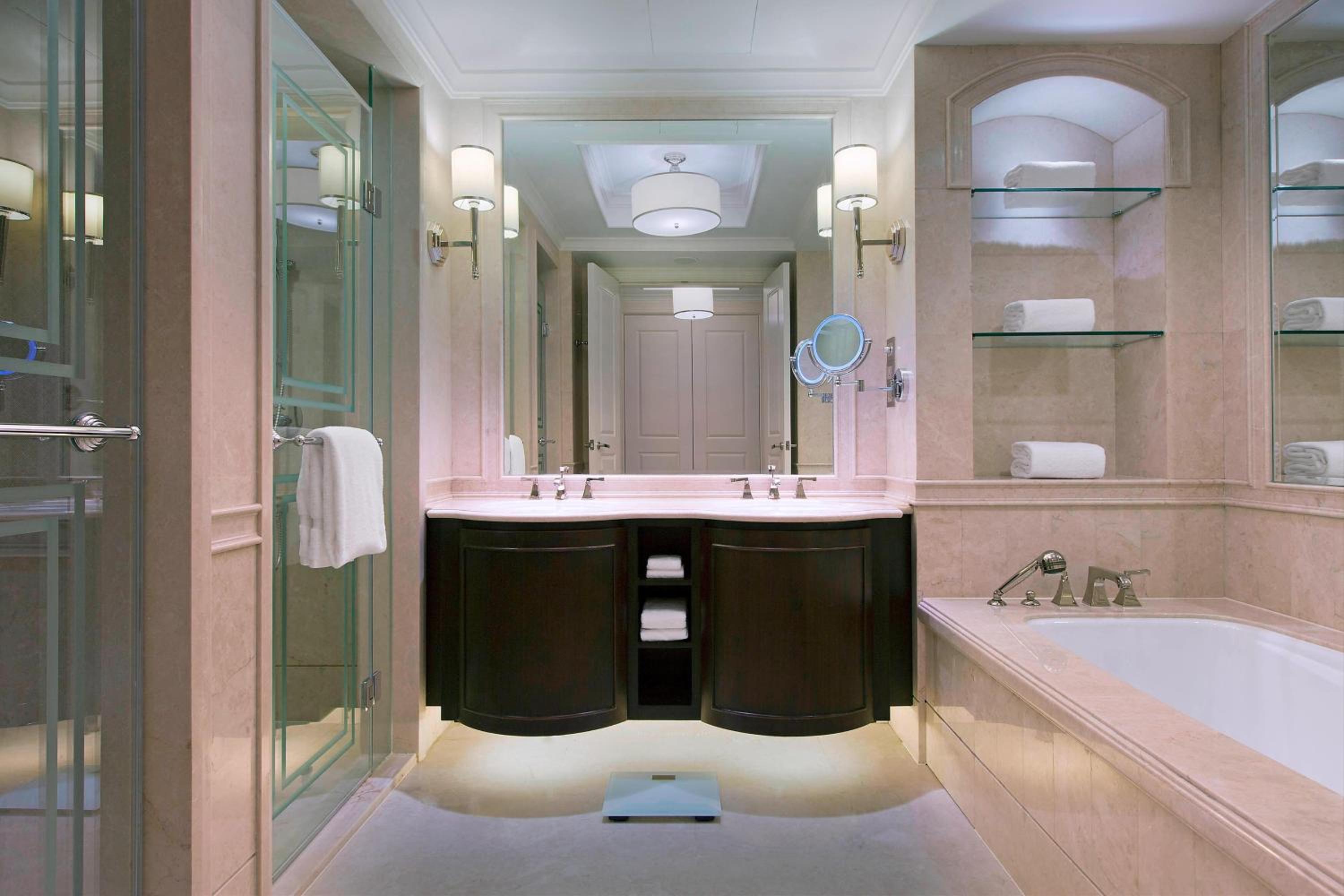 Premier King Room - Photo 4