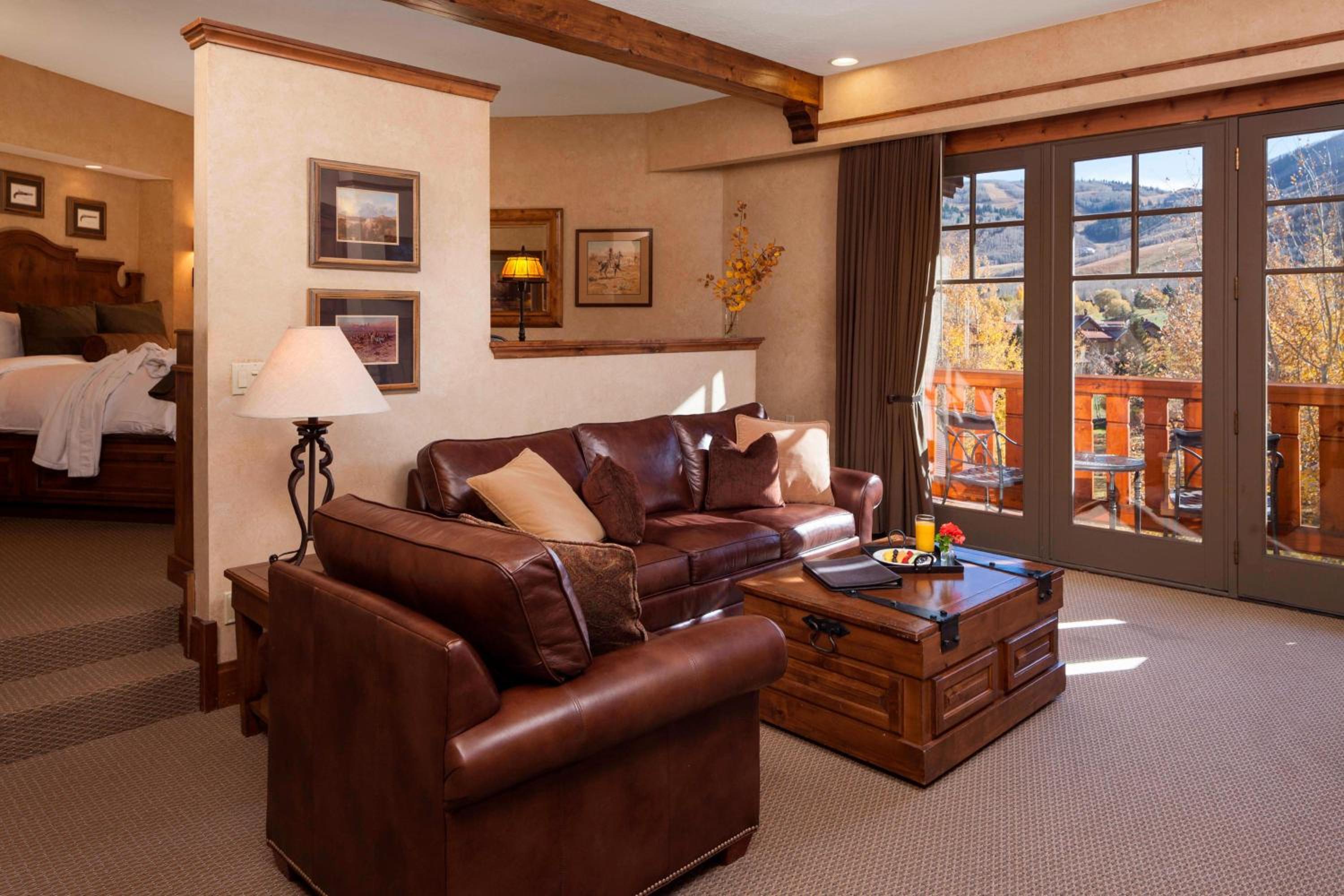 Deluxe Executive King Suite with Sofa Bed and Balcony - Photo 5