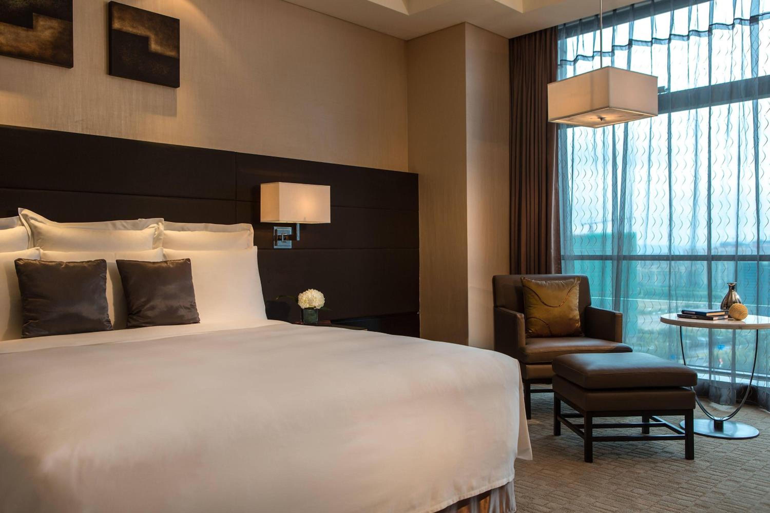 Premier King or Double Room with City View - Photo 4