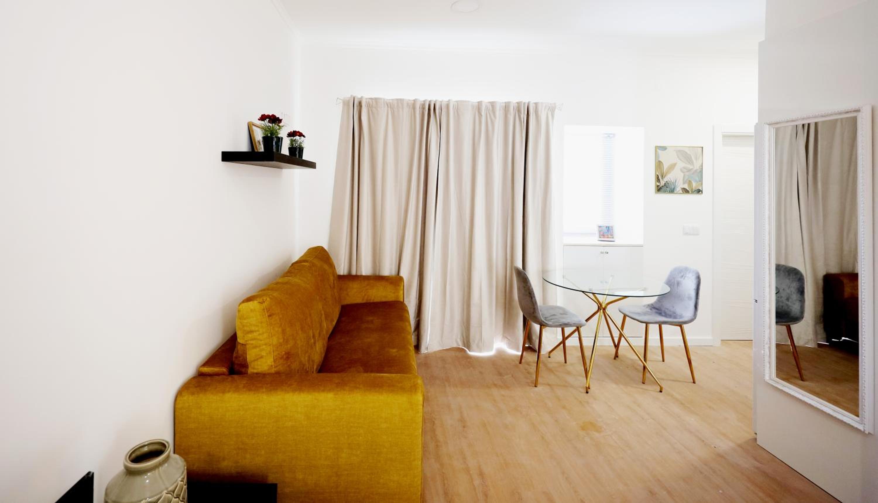 One-Bedroom Apartment photo 1