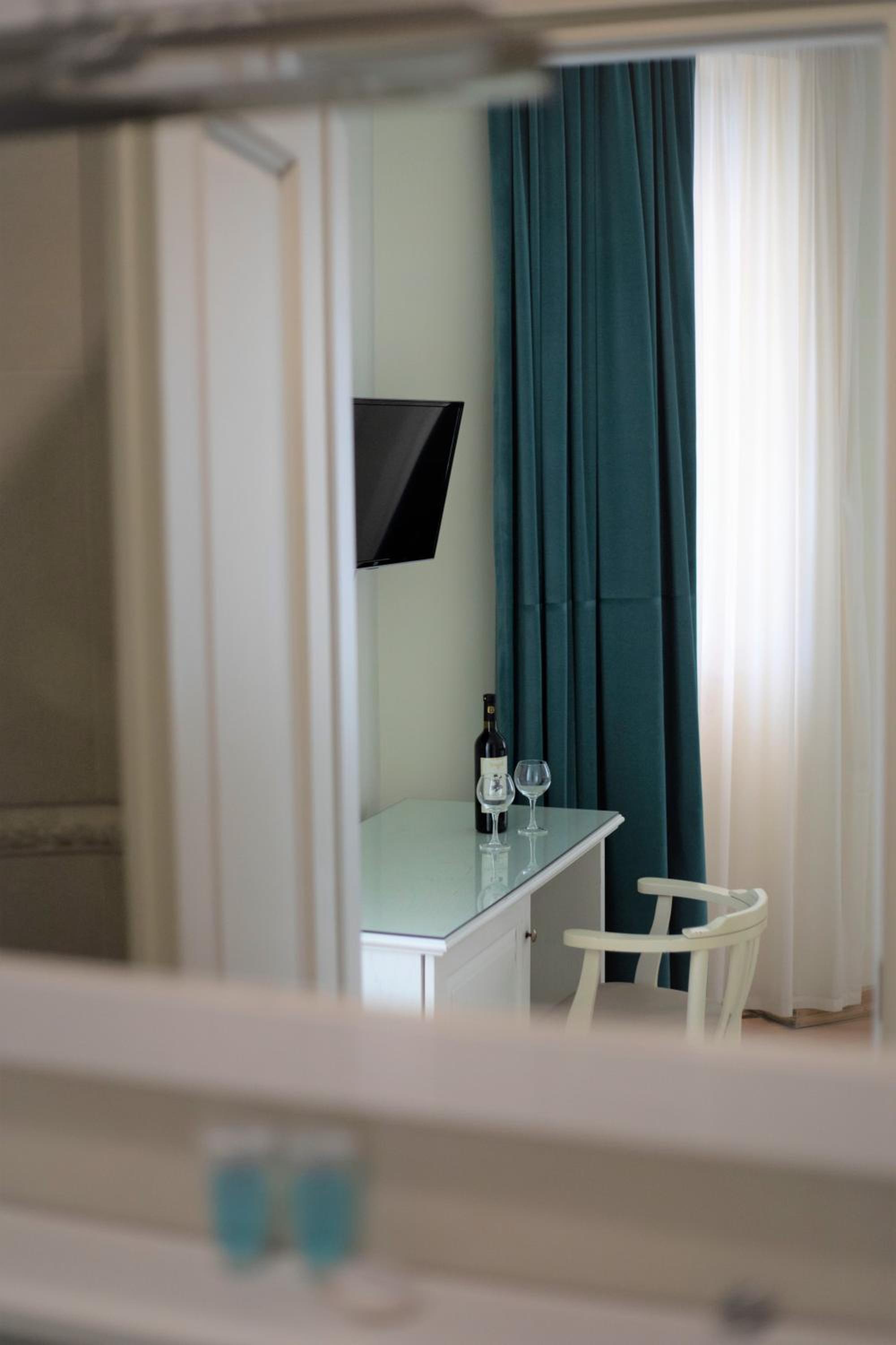 Deluxe Double Room with Balcony photo 2