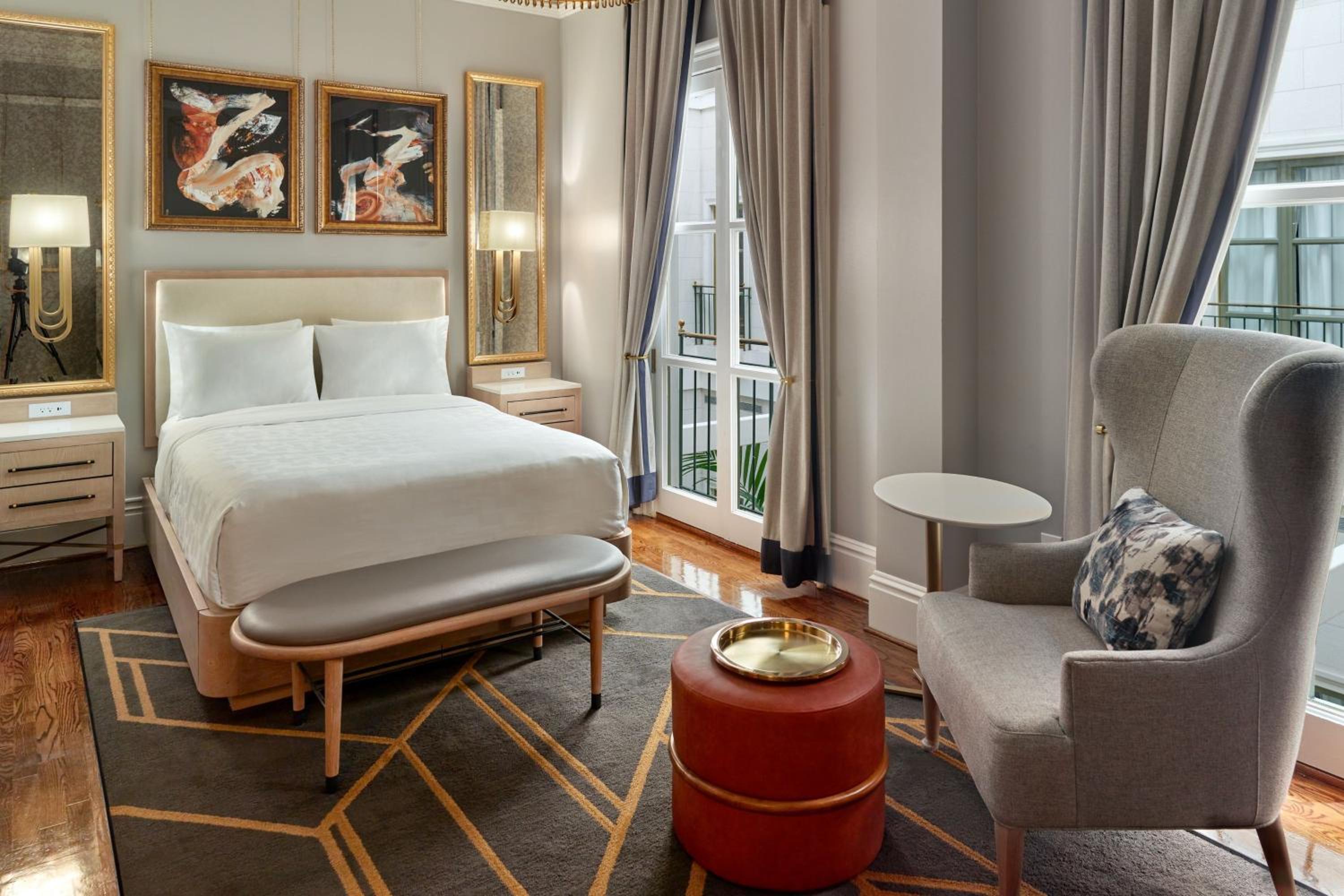 Standard Queen Room with Atrium View - Photo 2
