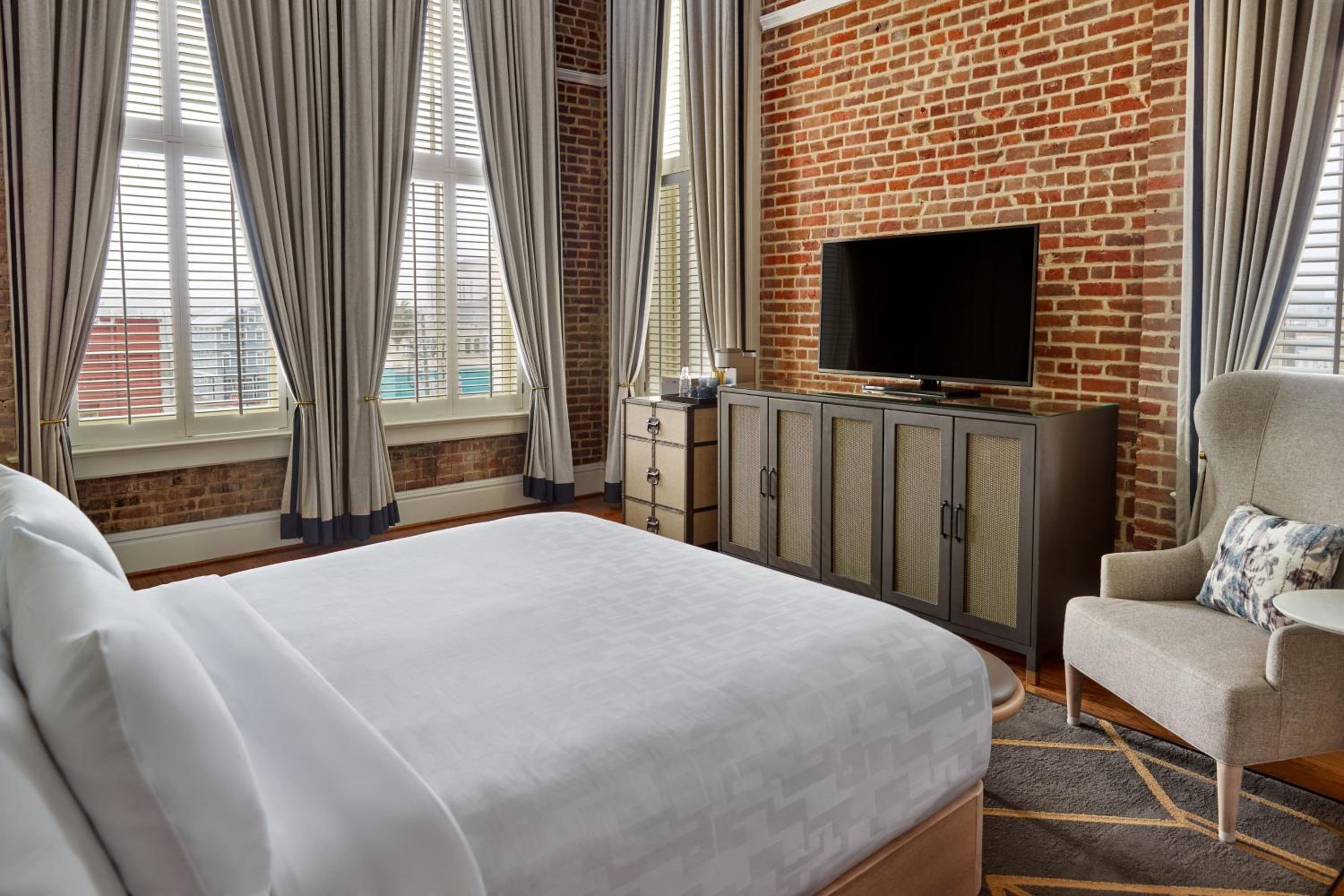 Tremont King Suite, 1 Bedroom Suite, 1 King, Sofa bed (Mobility &amp; Hearing Accessible w/ Roll-in Shower) - Photo 4