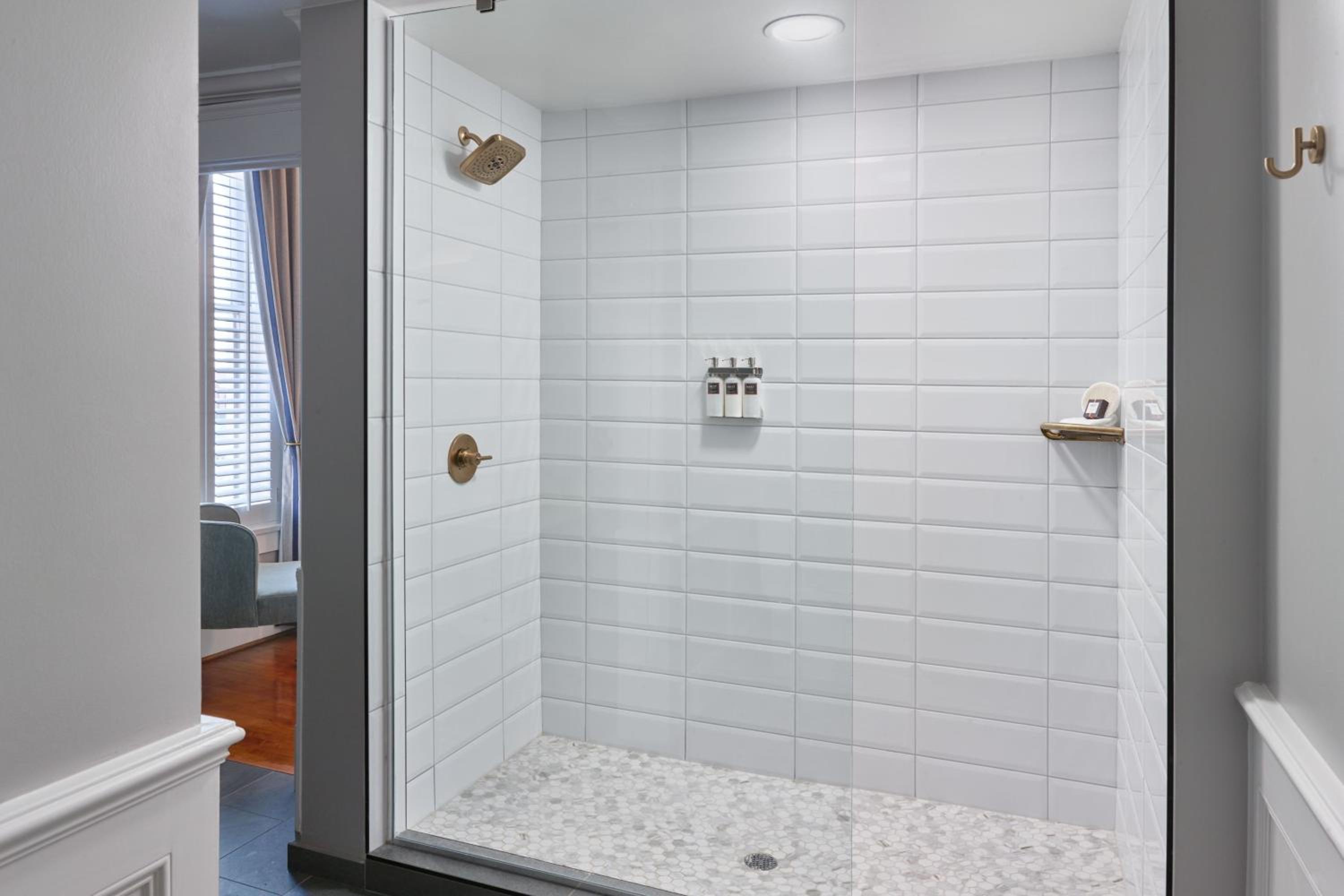 Deluxe King Room - Photo 6
