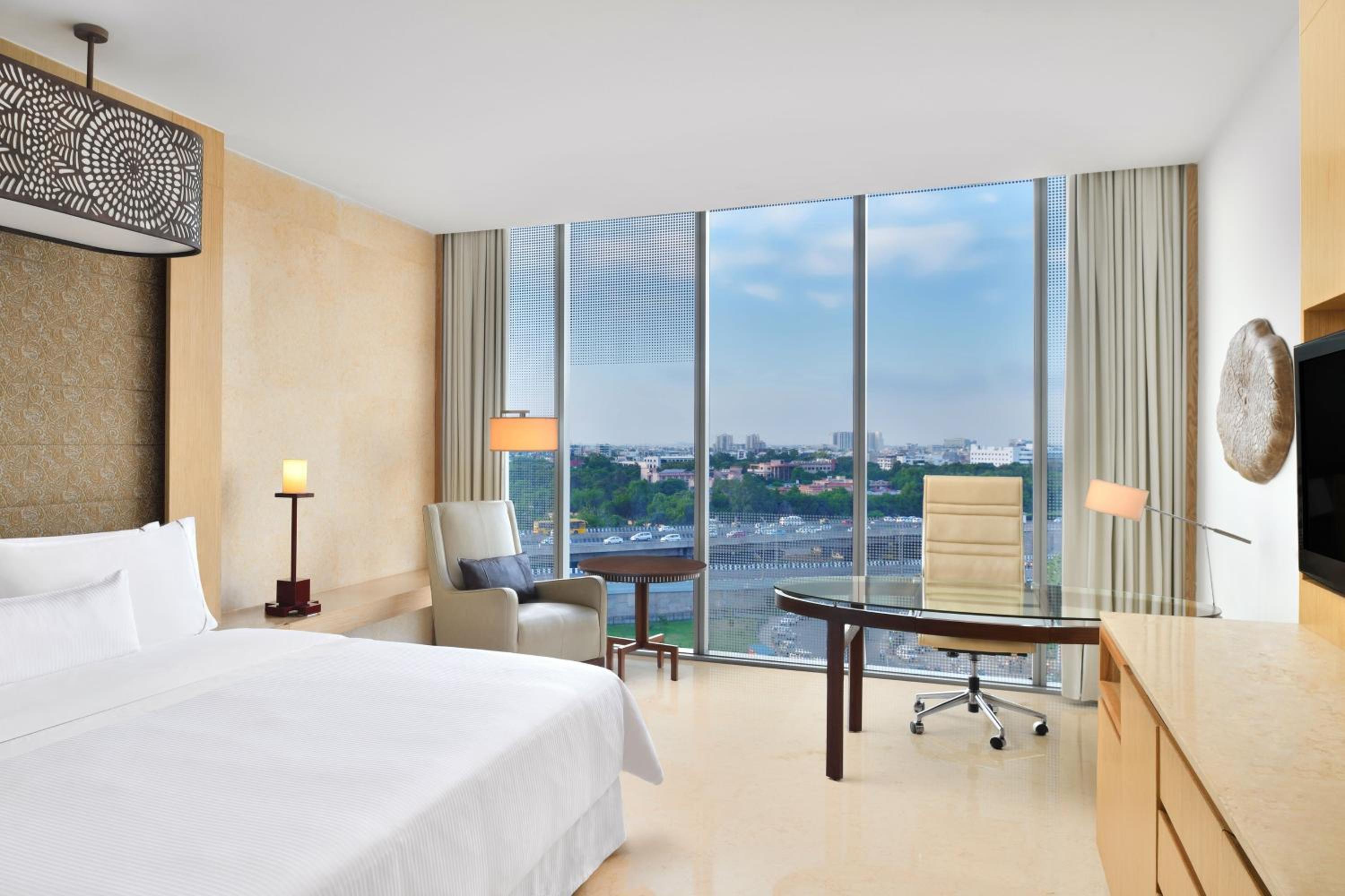 Deluxe King Room City View - Photo 4