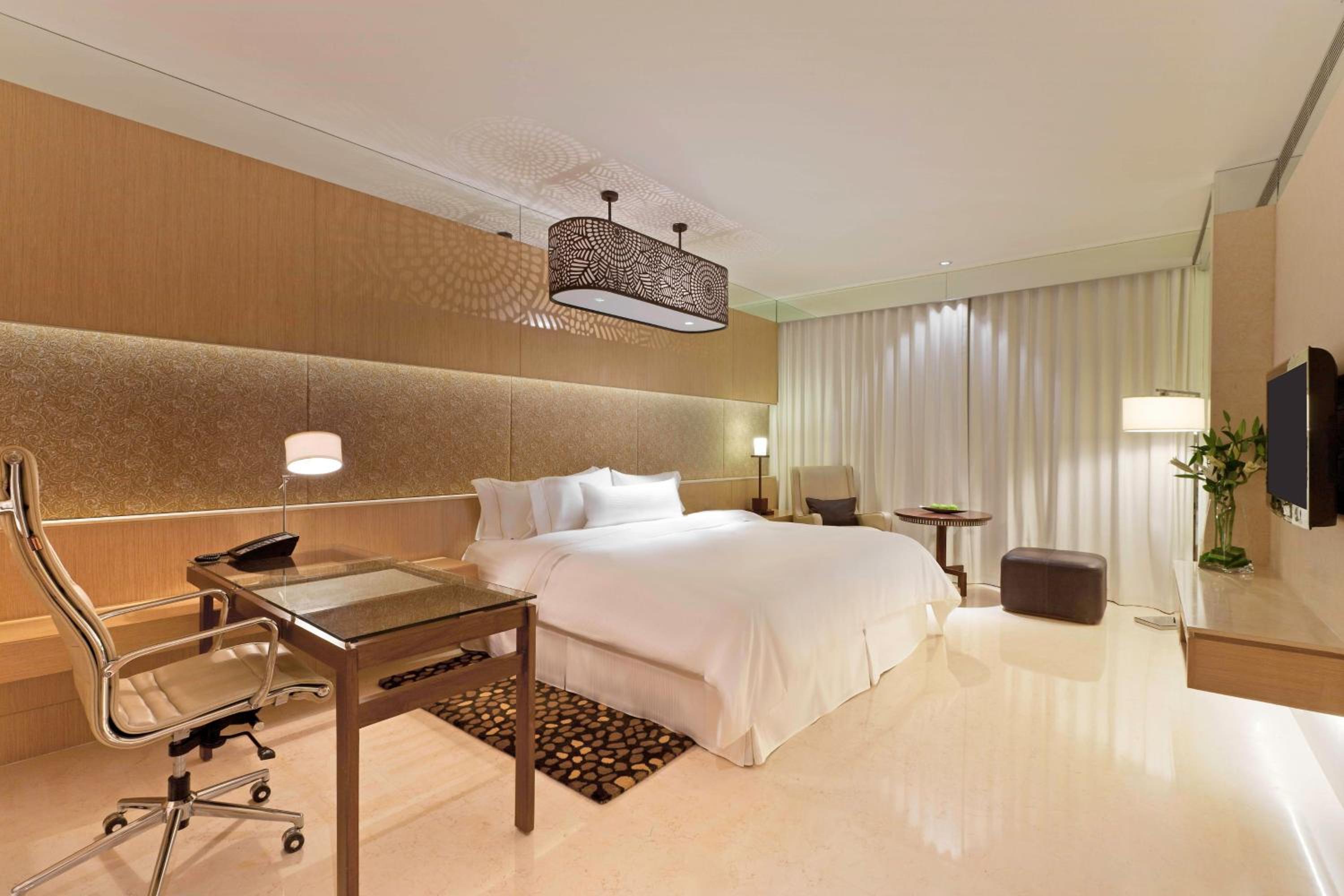 Club King Room with City View, Club Lounge Access - Photo 2