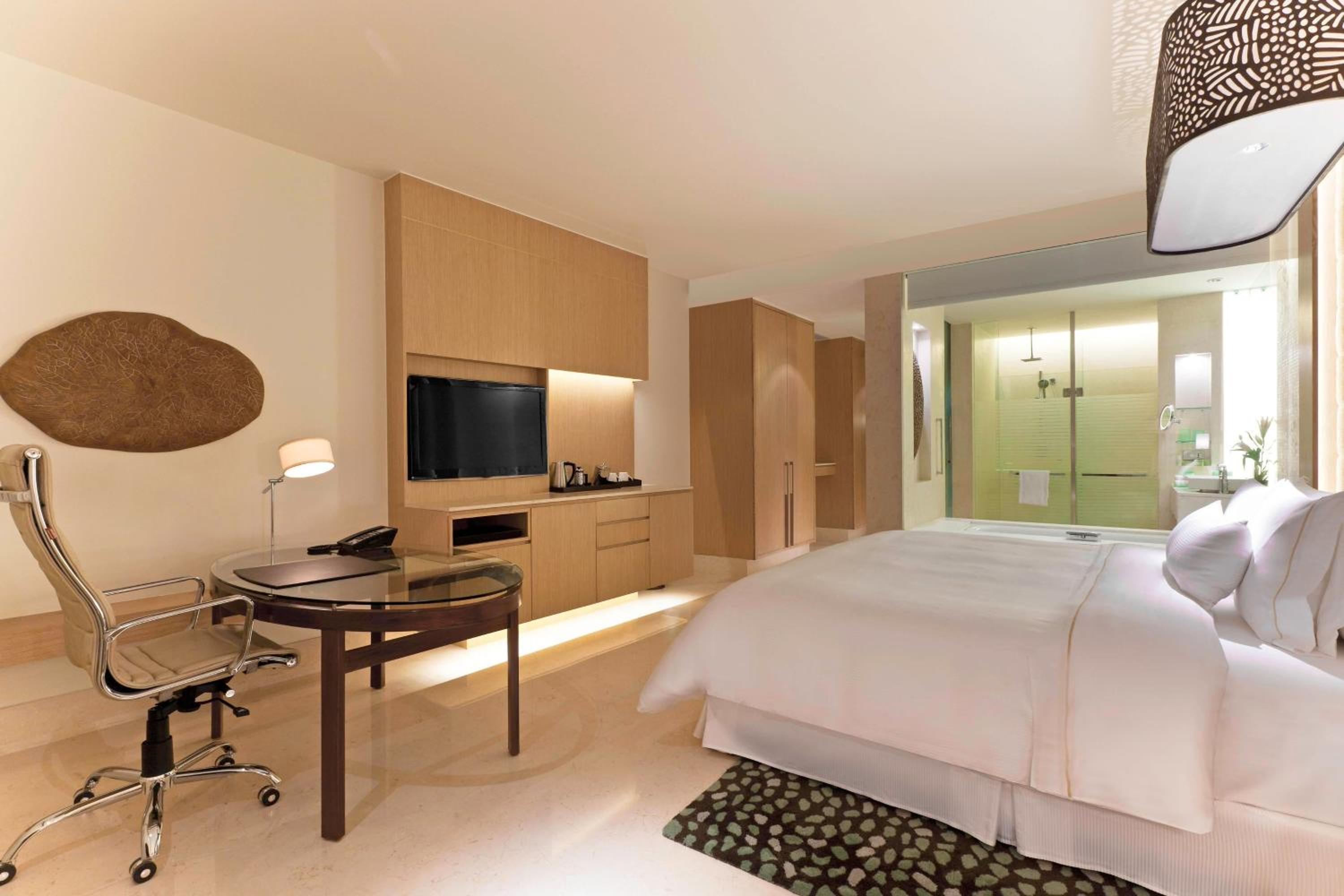 Premium King Room Pool View - Photo 5