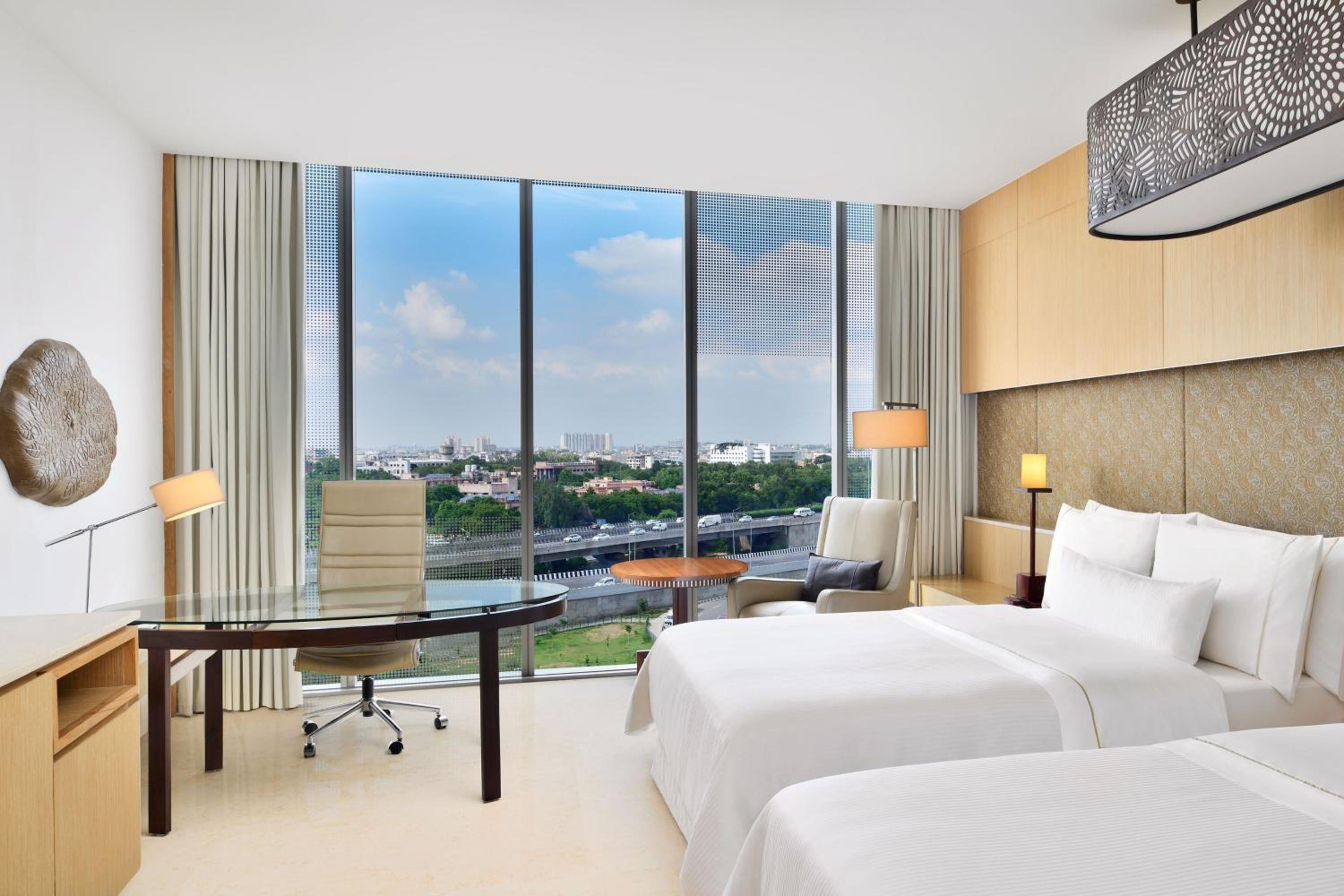 Club Twin Room with City View, Club Lounge Access - Photo 5