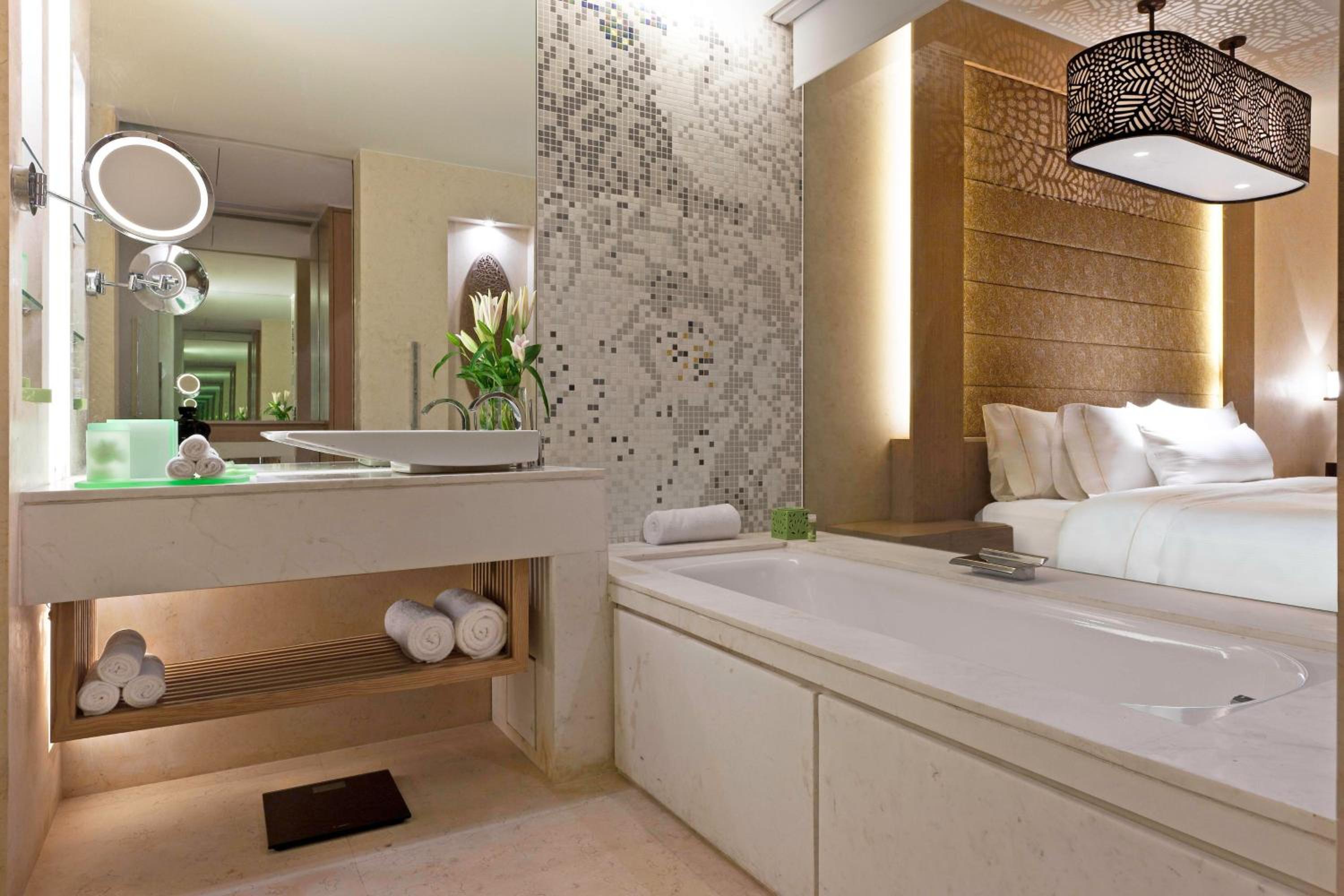 Deluxe King Room City View - Photo 5