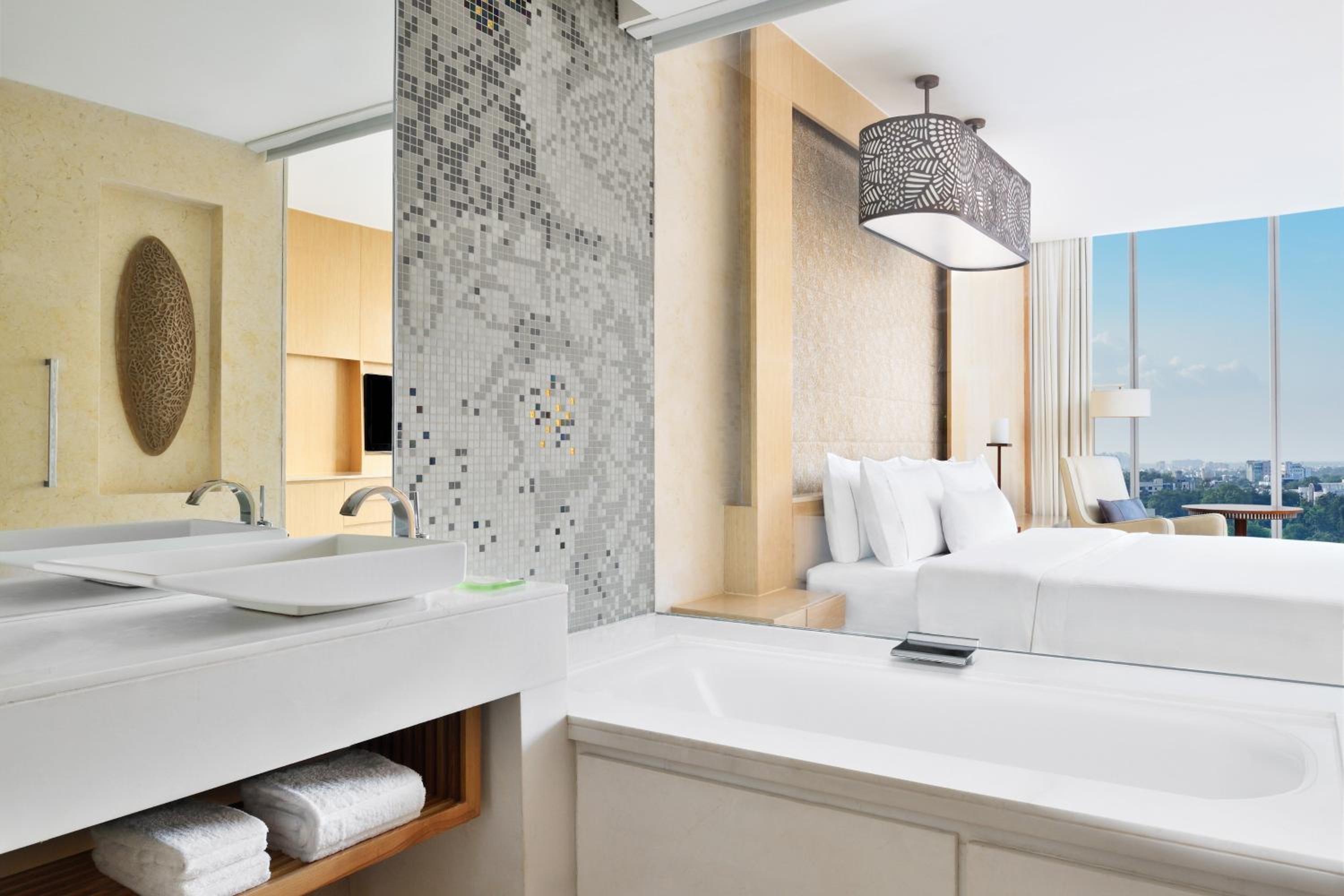 Premium King Room Pool View - Photo 4
